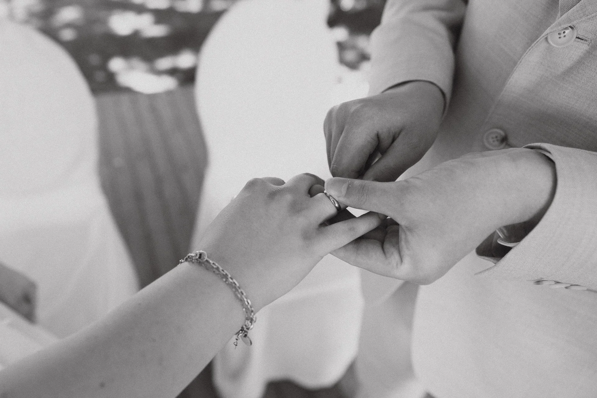 Detailaufnahme der Eheringe beim Anstecken während der Trauung.