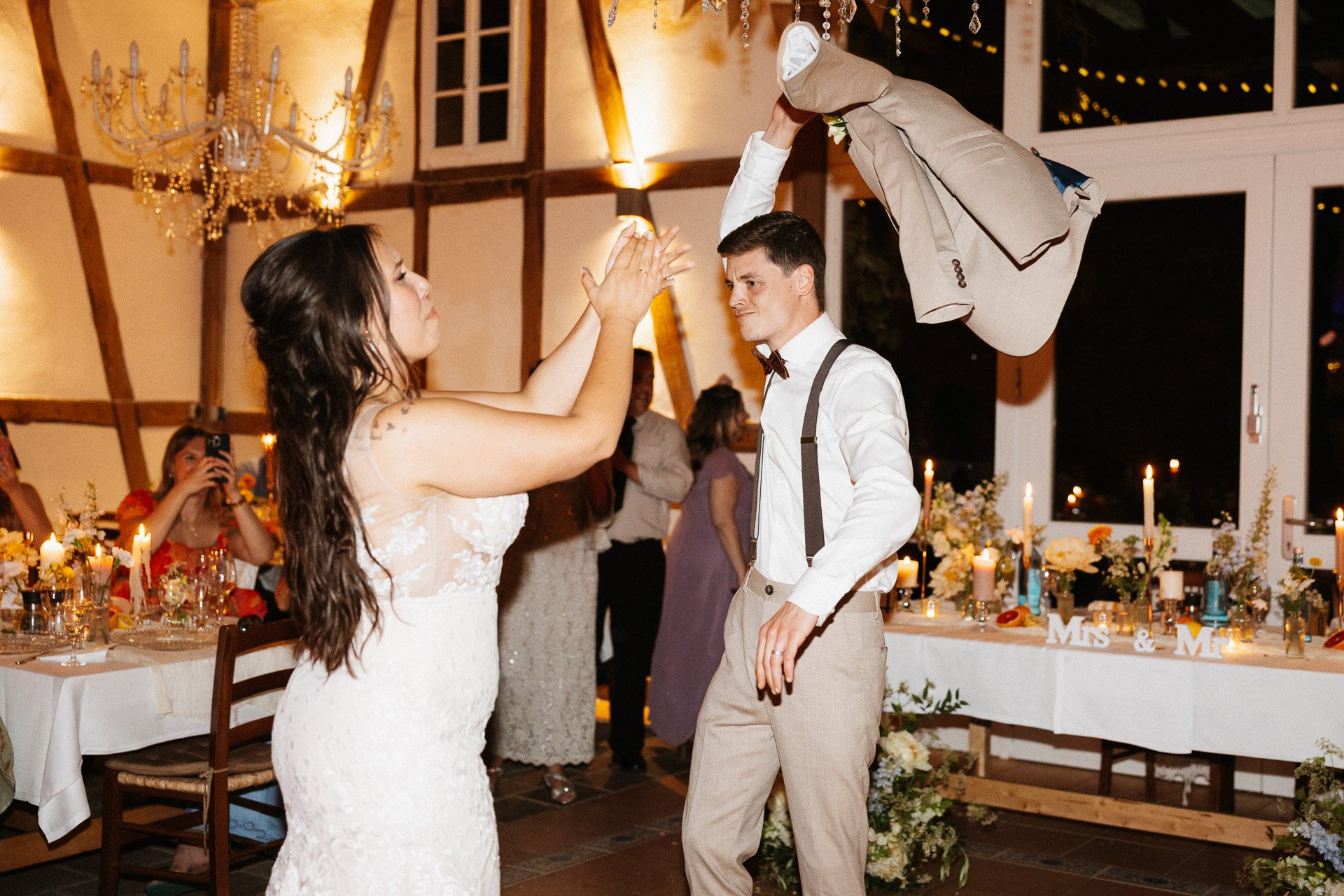Brautpaar beim Hochzeitstanz Hofgut Rodenstein – emotionale Hochzeitsreportage DIETZIMAGE.