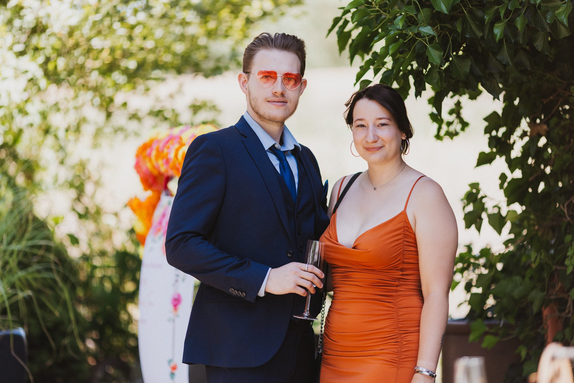 Paarporträt von Hochzeitsgästen bei der Sommerhochzeit.