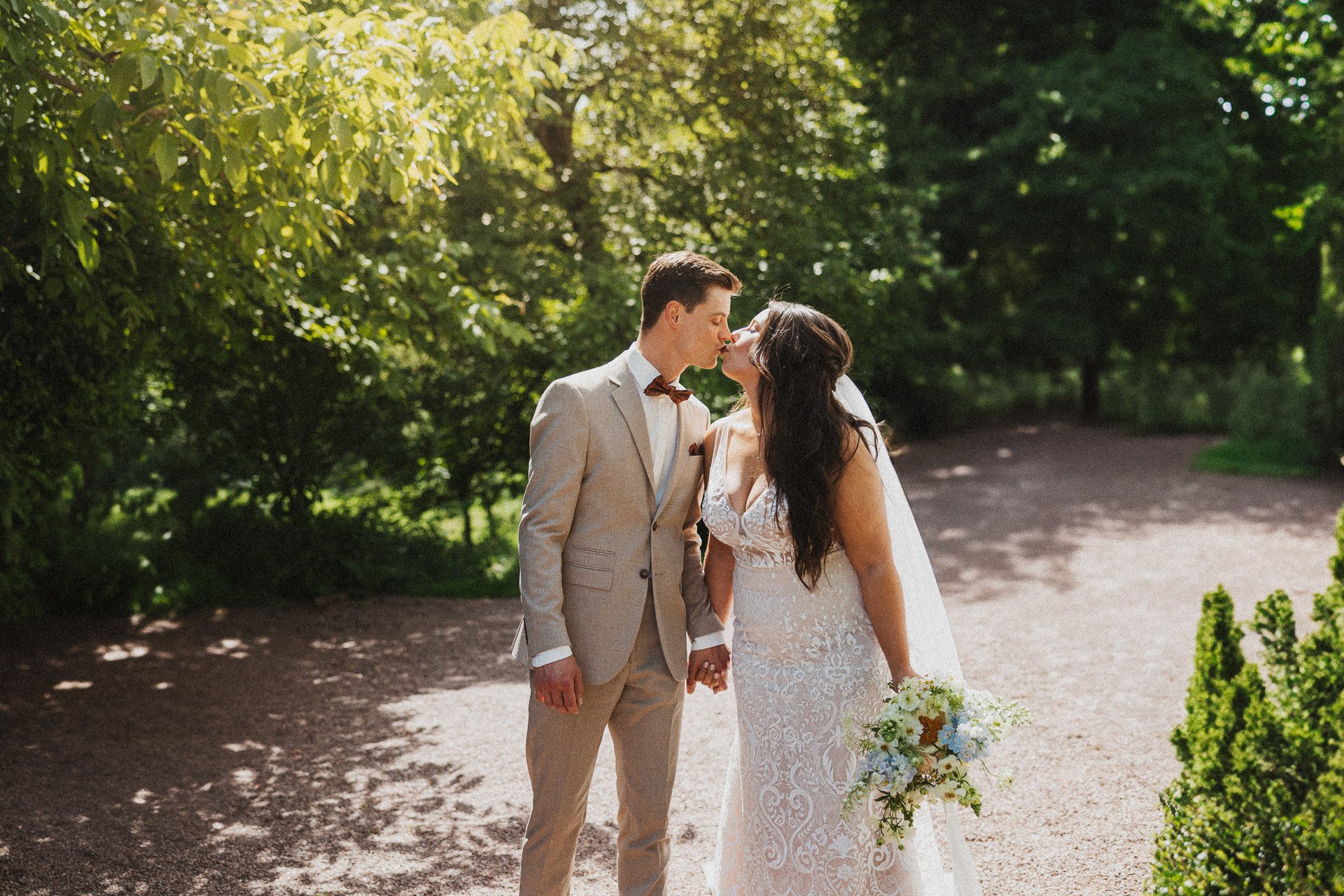 Brautpaarshooting im Garten des Hofgut Rodenstein – authentische Hochzeitsfotografie von DIETZIMAGE.