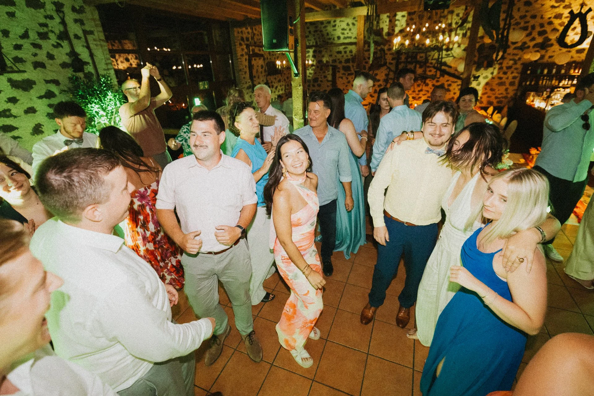 Ausgelassene Stimmung während der Hochzeitsfeier am Abend.