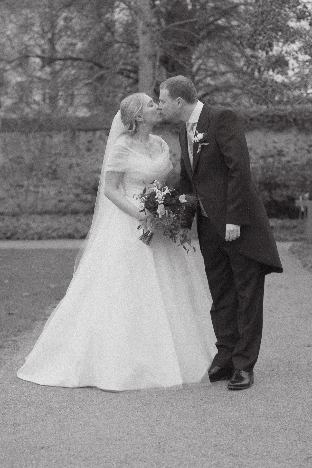 Schwarzweißaufnahme eines intimen Moments zwischen Elisabeth und Niklas.
