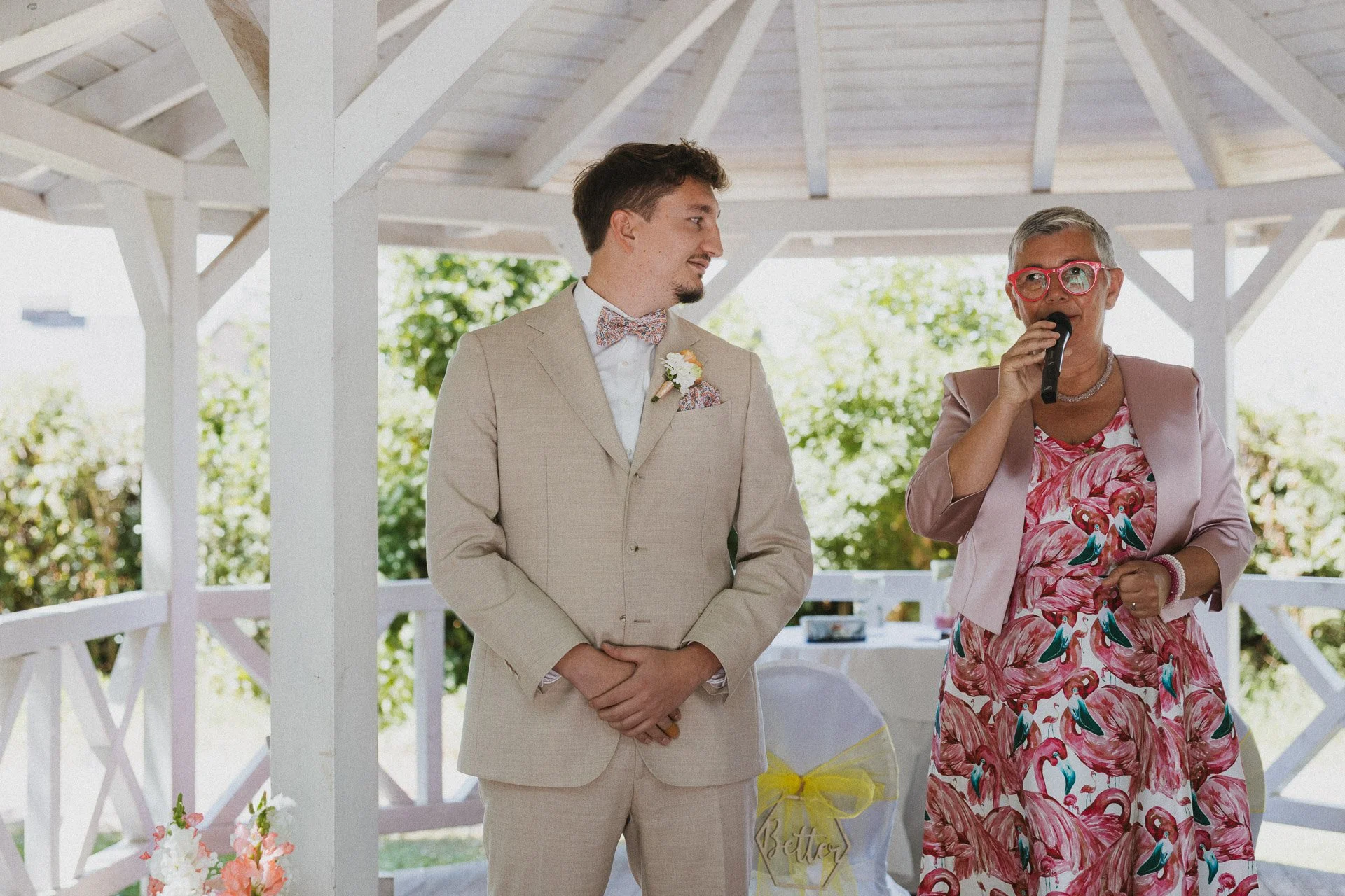 Bräutigam wartet am Trauungsort auf die Braut während der freien Trauung.