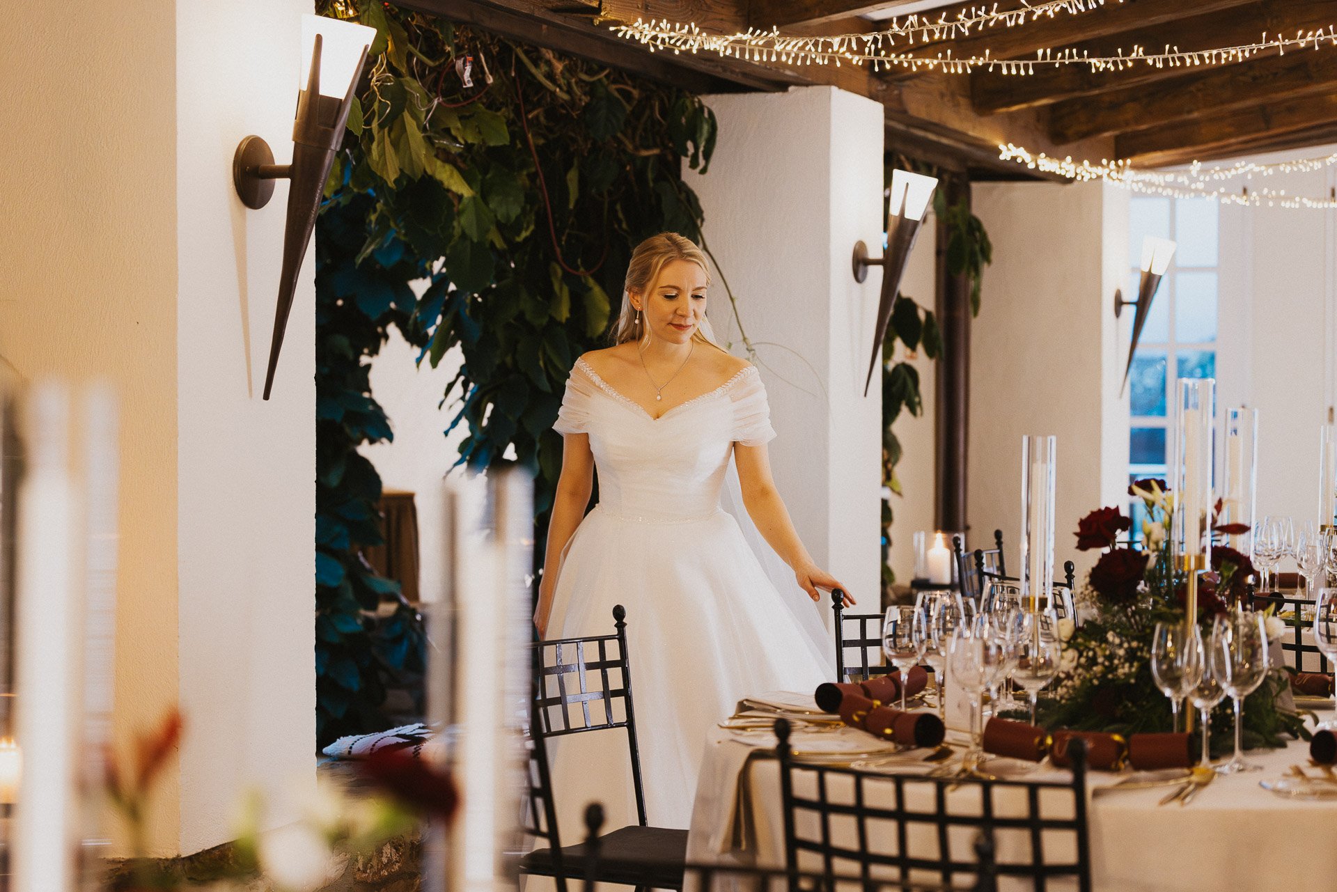 Die Braut Elisabeth beim Betreten des festlich geschmückten Klosterguts Besselich.
