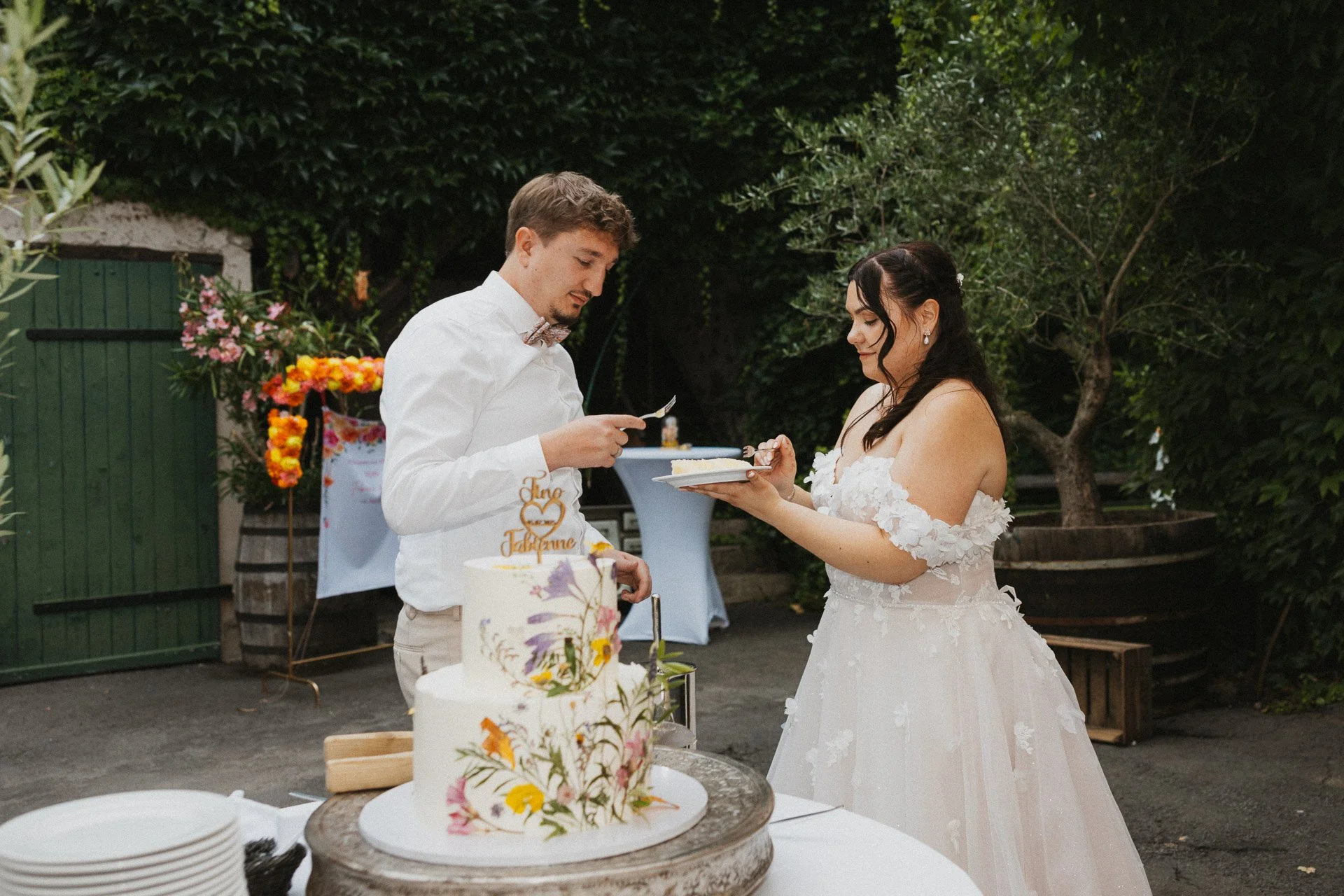 Brautpaar schneidet gemeinsam die Hochzeitstorte auf den Waldorfer Höfen Ochtendung an.