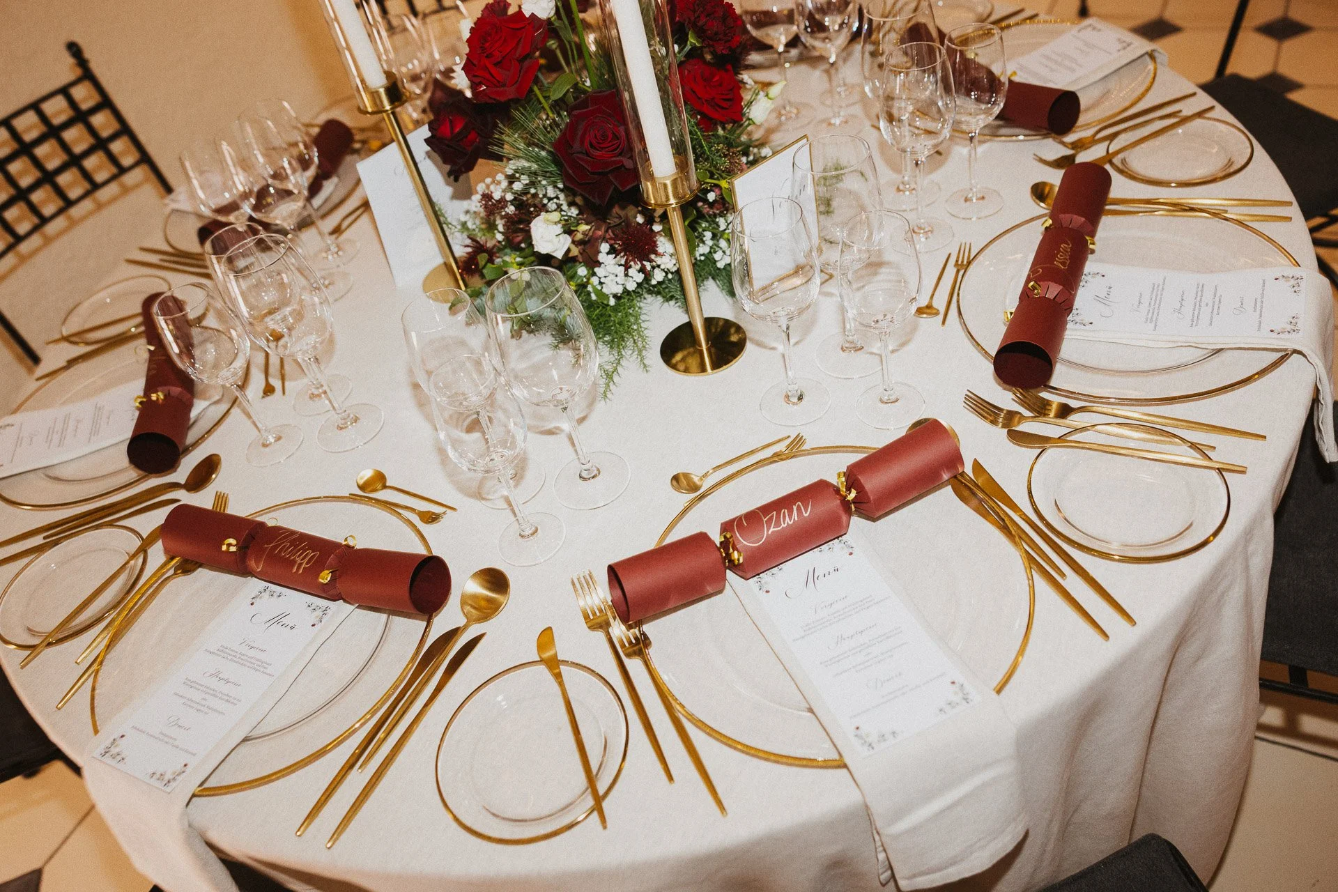 Detailaufnahme der Tischdekoration während der Winterhochzeit von Elisabeth und Niklas im Klostergut Besselich.
