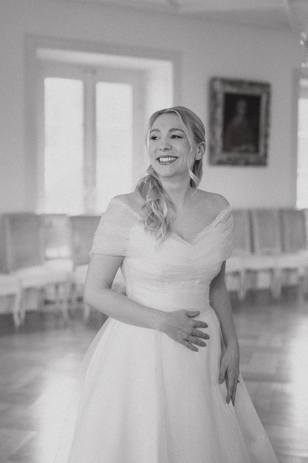 Schwarzweißportrait der Braut Elisabeth während der Winterhochzeit im Klostergut Besselich.
