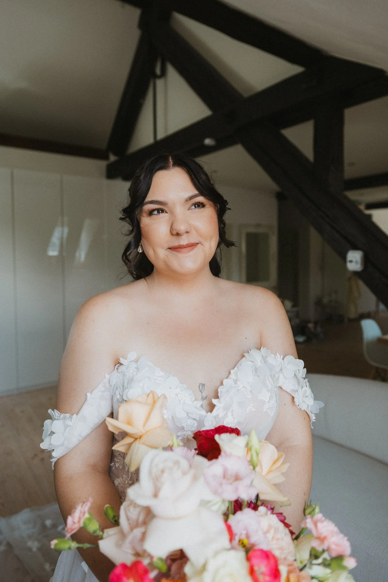 Porträt der Braut mit Brautstrauß beim Getting Ready.