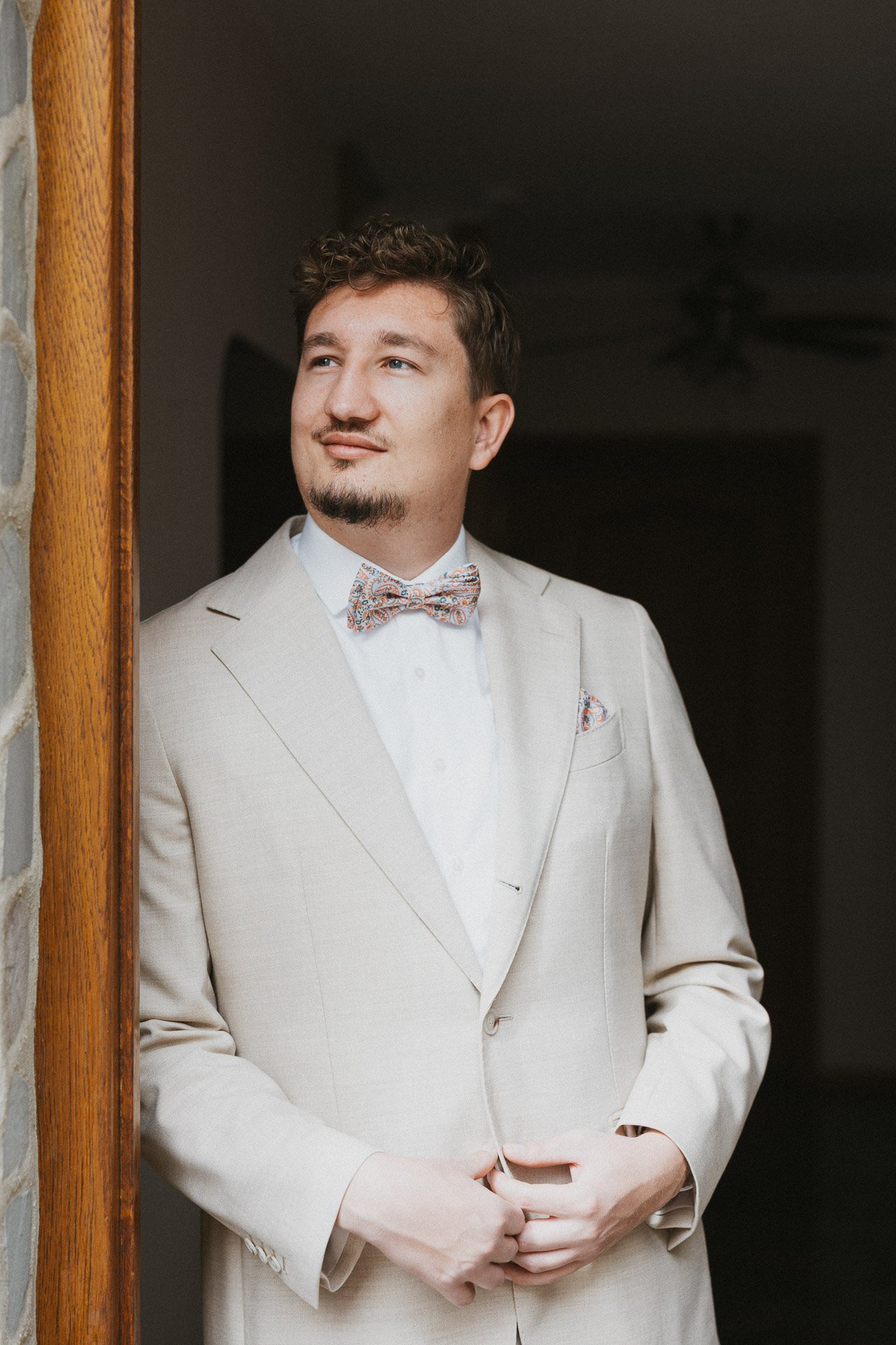 Porträt des Bräutigams vor der Hochzeit in natürlichem Licht.