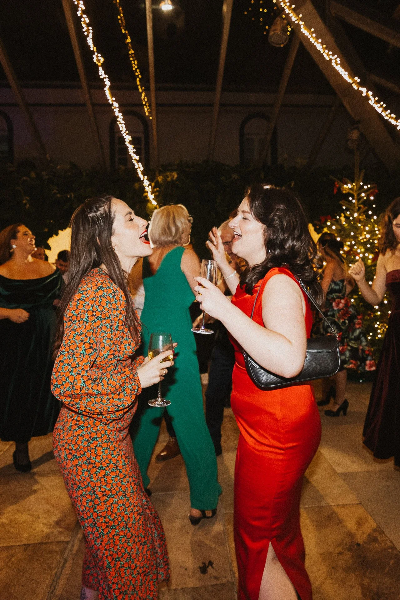 Herzlicher Moment zwischen Gästen während der Hochzeitsfeier von Elisabeth und Niklas.
