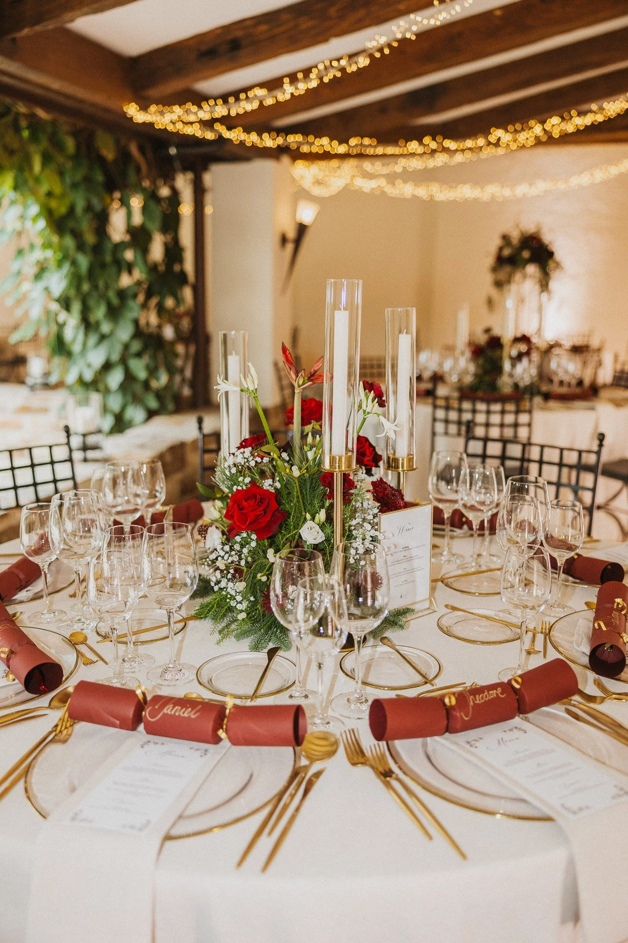 Detailaufnahme der eleganten Tischdekoration während der Winterhochzeit im Klostergut Besselich.