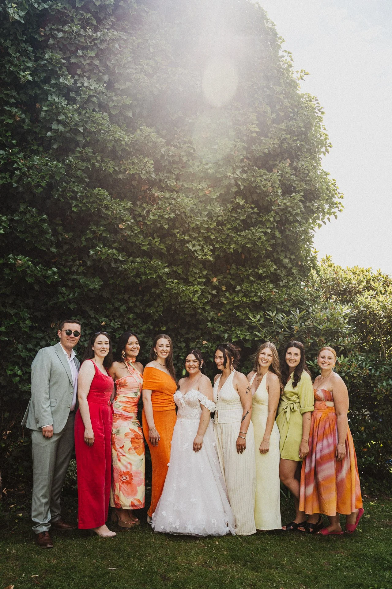 Großes Gruppenfoto aller Hochzeitsgäste bei der Sommerhochzeit.