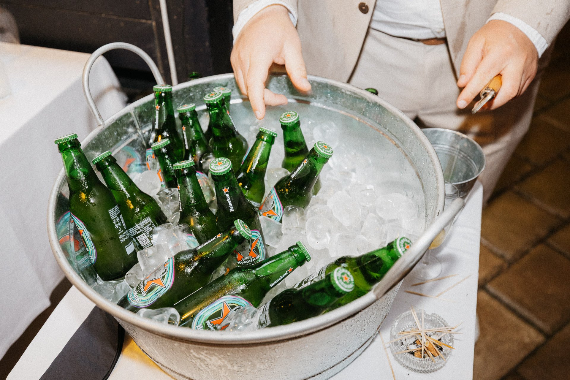 Detailaufnahme Drinks bei Feier im Hofgut Rodenstein – authentische Hochzeitsreportage DIETZIMAGE.