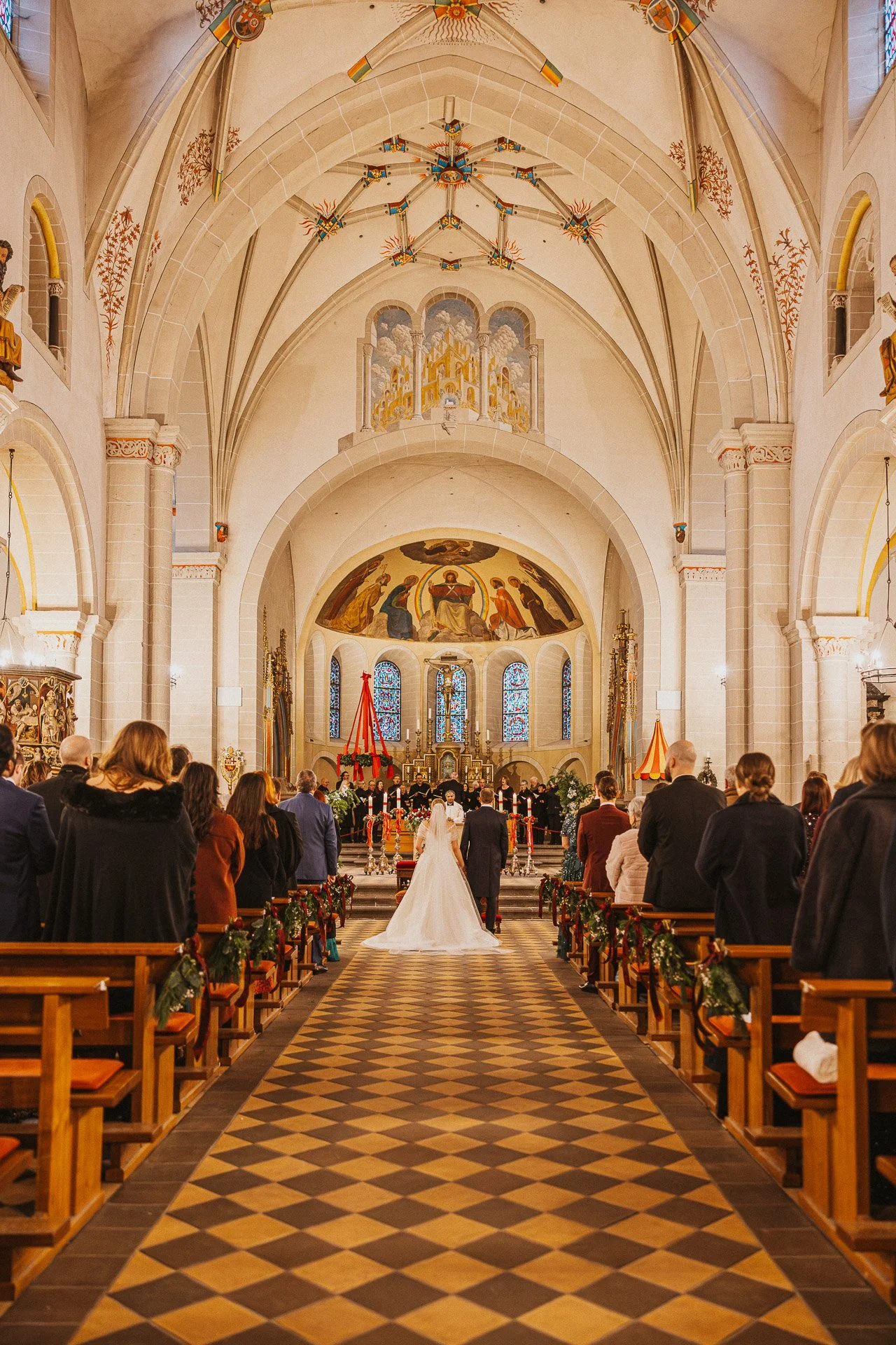 Gesamtansicht der kirchlichen Trauung von Elisabeth und Niklas in der Kirche.
