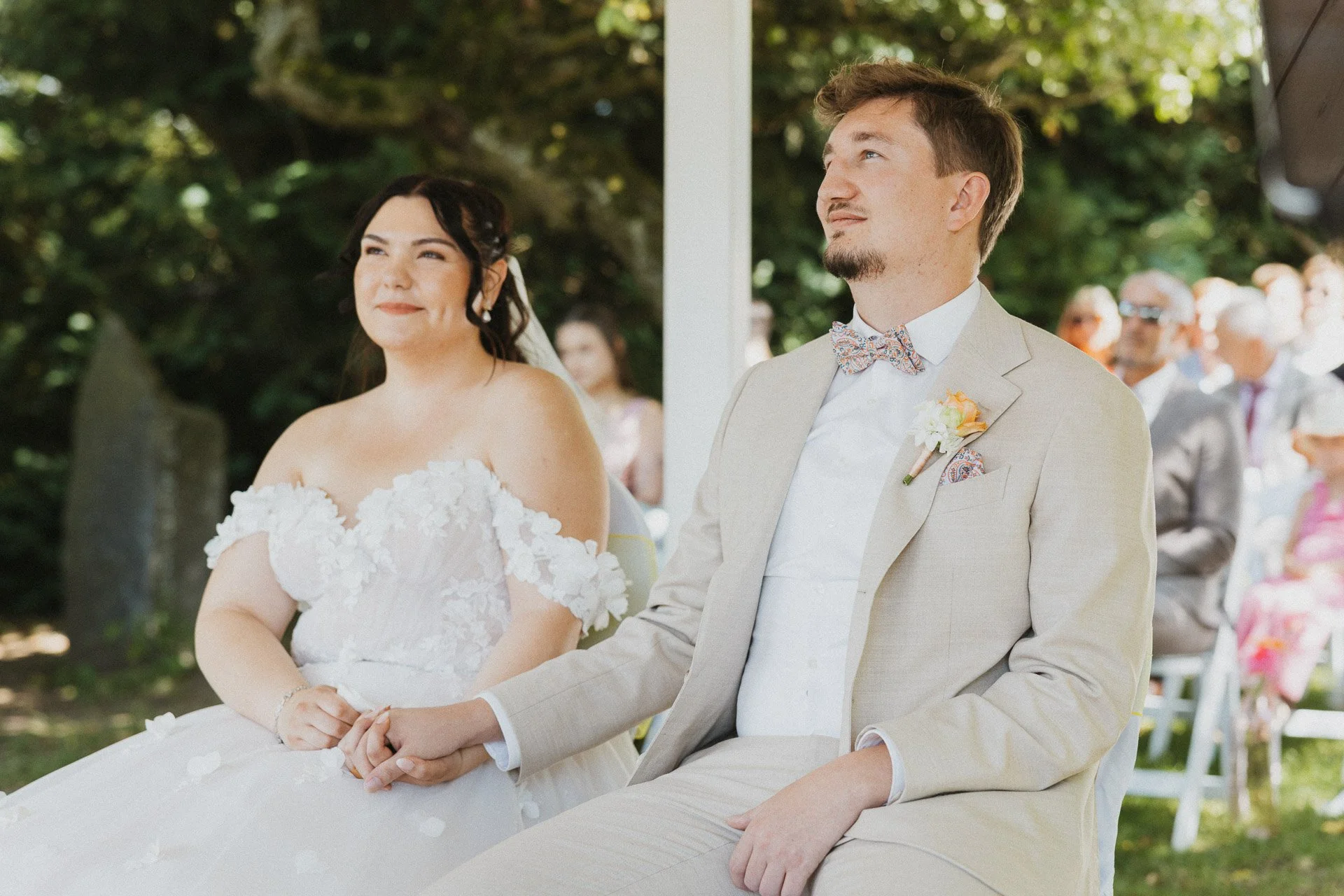 Braut und Bräutigam hören aufmerksam der Traurednerin zu.