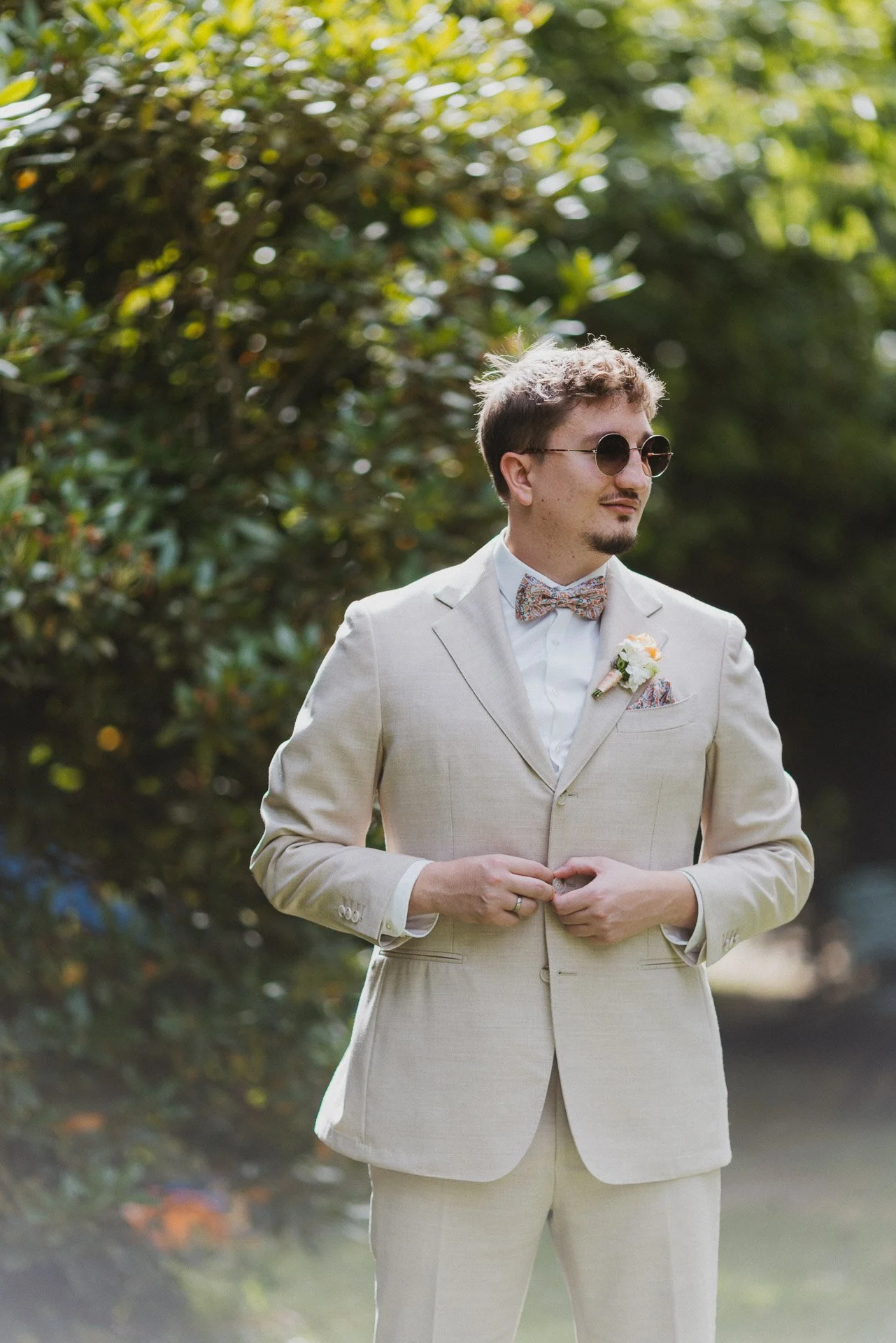 Porträt des Bräutigams beim Brautpaarshooting auf den Waldorfer Höfen.