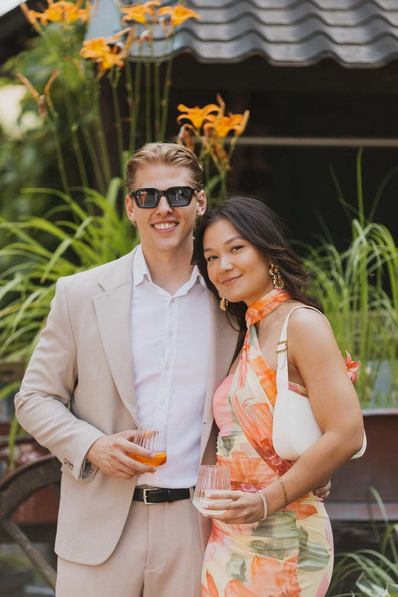 Paarporträt von Hochzeitsgästen während der Hochzeitsfeier.