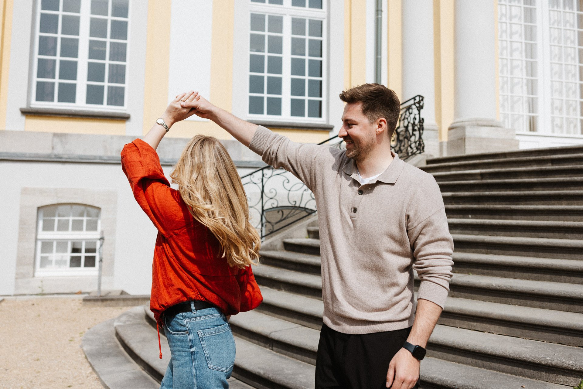 Sarah und Max beim Lovestory-Shooting vor dem Poppelsdorfer Schloss in Bonn