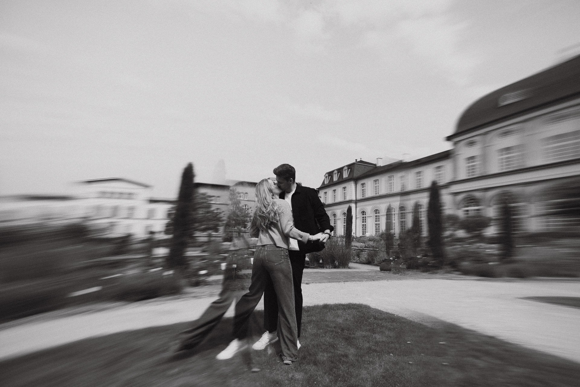 Zeitlose Schwarzweißfotografie von Sarah und Max in Bonn