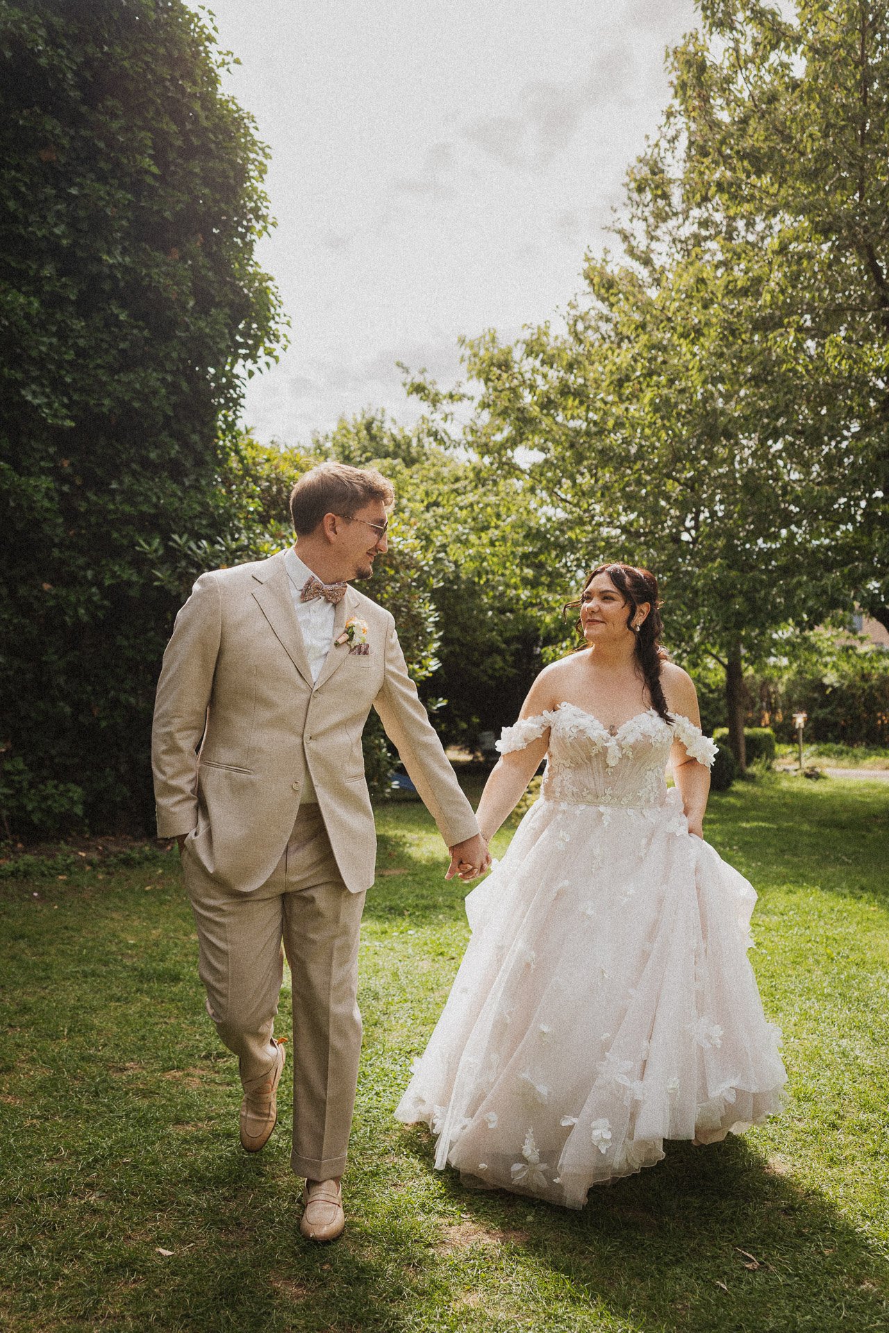 Brautpaar spaziert entspannt über die Waldorfer Höfe Ochtendung.