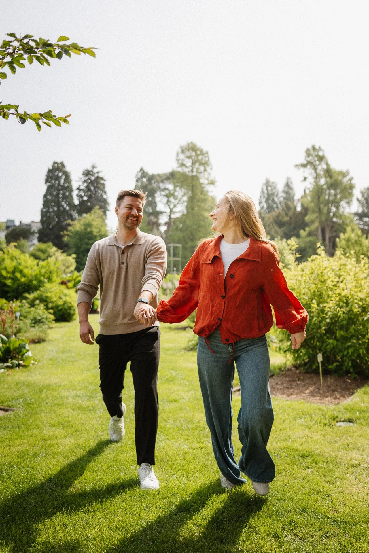 Verliebtes Paar beim Lovestory-Shooting im Botanischen Garten Bonn