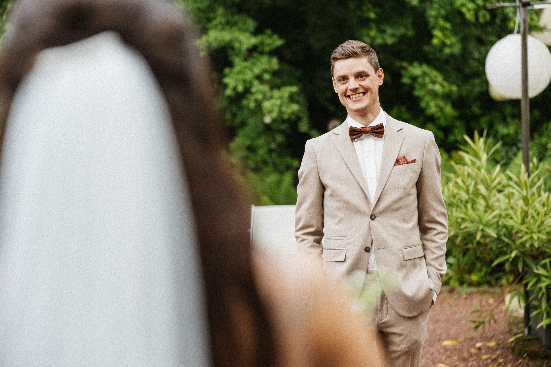 Bräutigam bei Sommerhochzeit Hofgut Rodenstein – exklusive Hochzeitsreportage DIETZIMAGE.