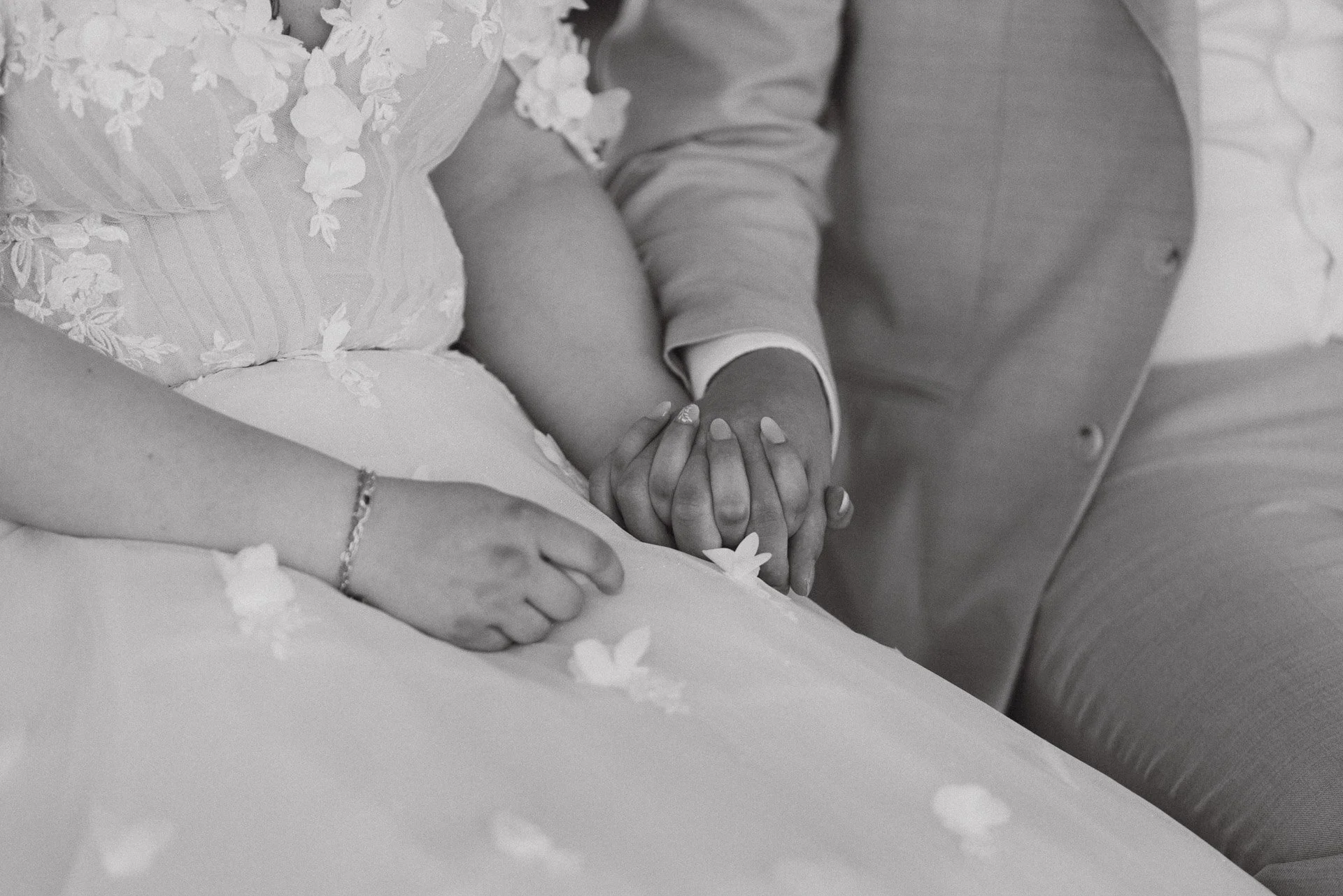 Detailaufnahme der Hände bei der freien Trauung.