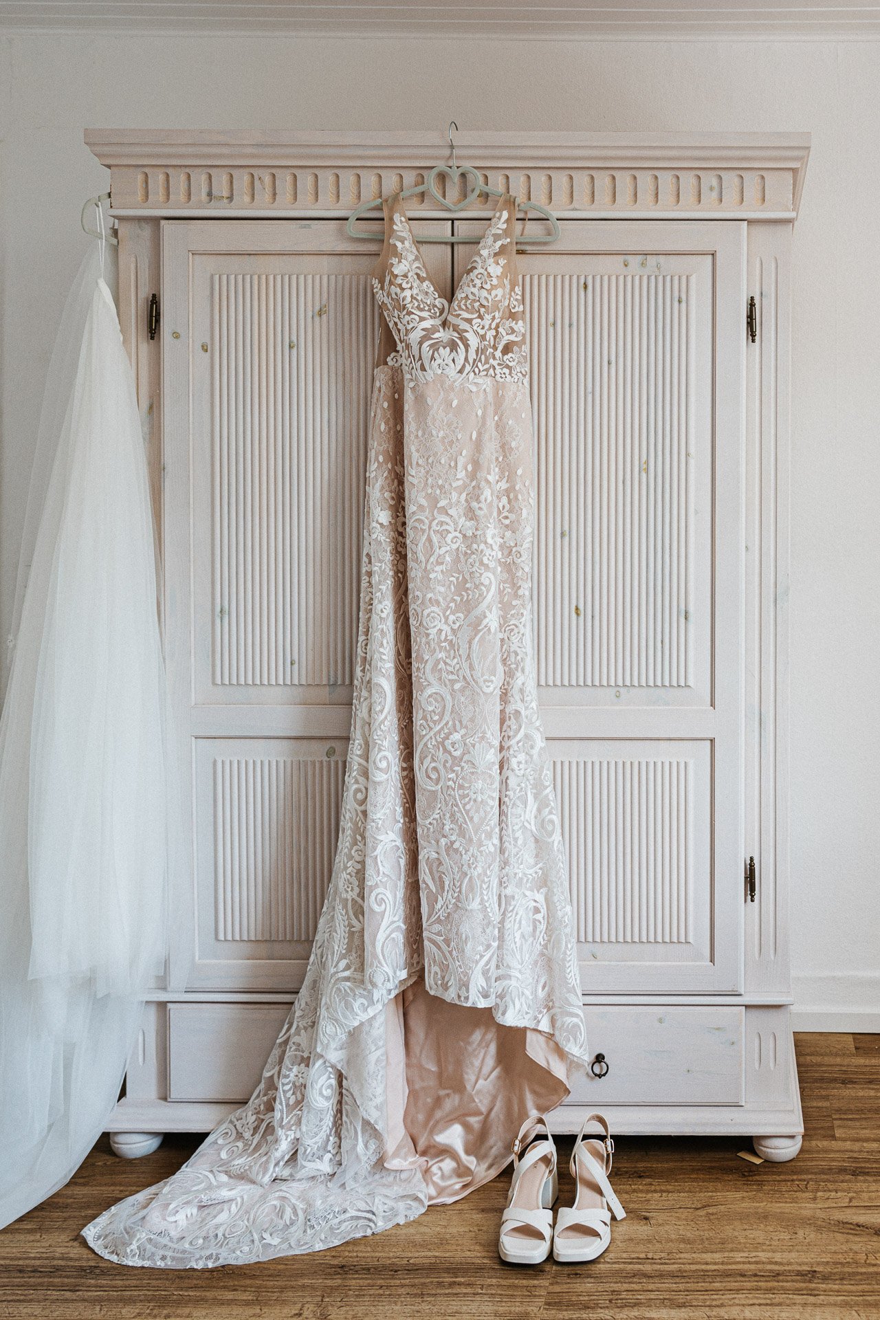 Brautkleid-Detailaufnahme im Hofgut Rodenstein – hochwertige Hochzeitsreportage von DIETZIMAGE.