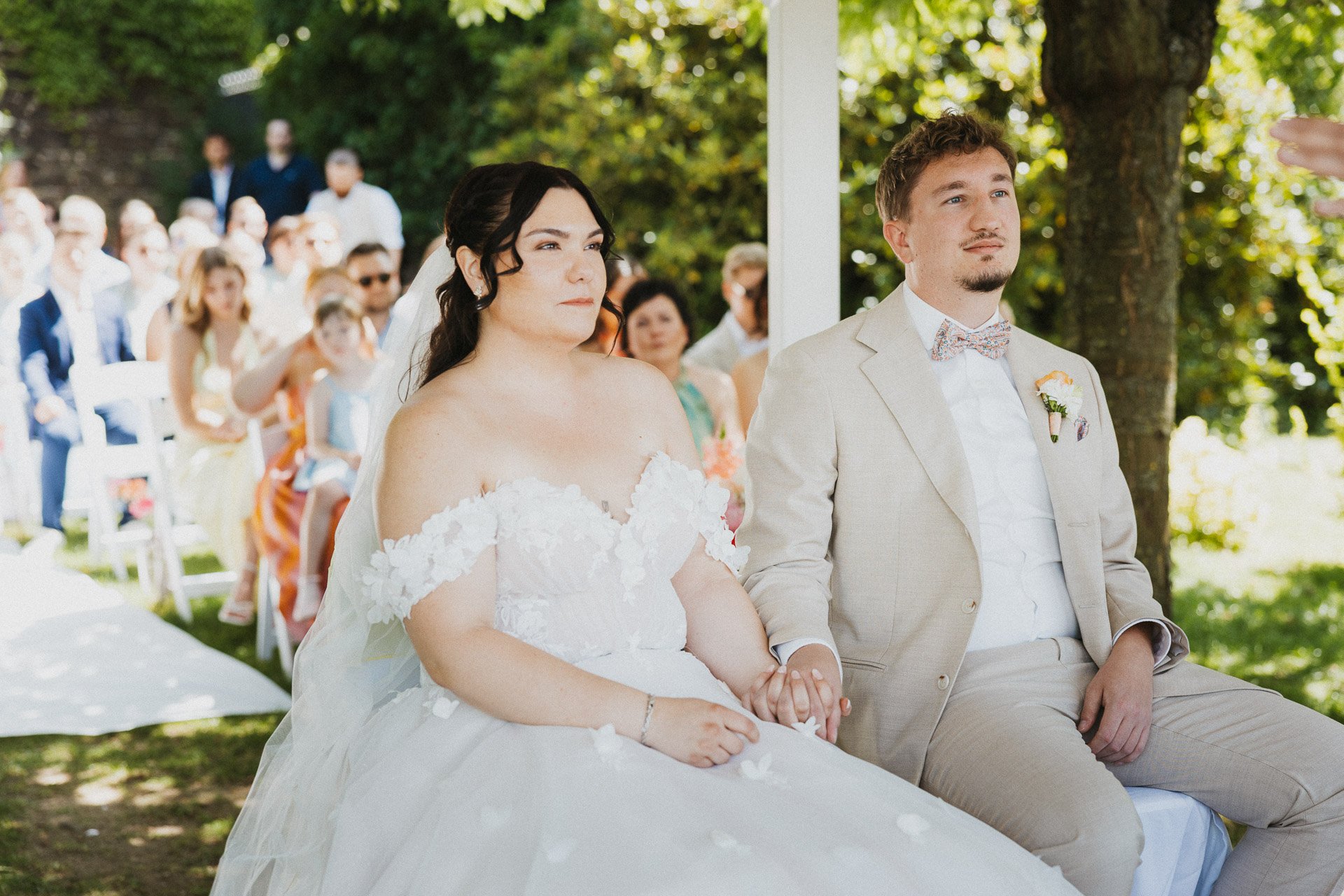 Brautpaar sitzt nebeneinander während der freien Trauung.