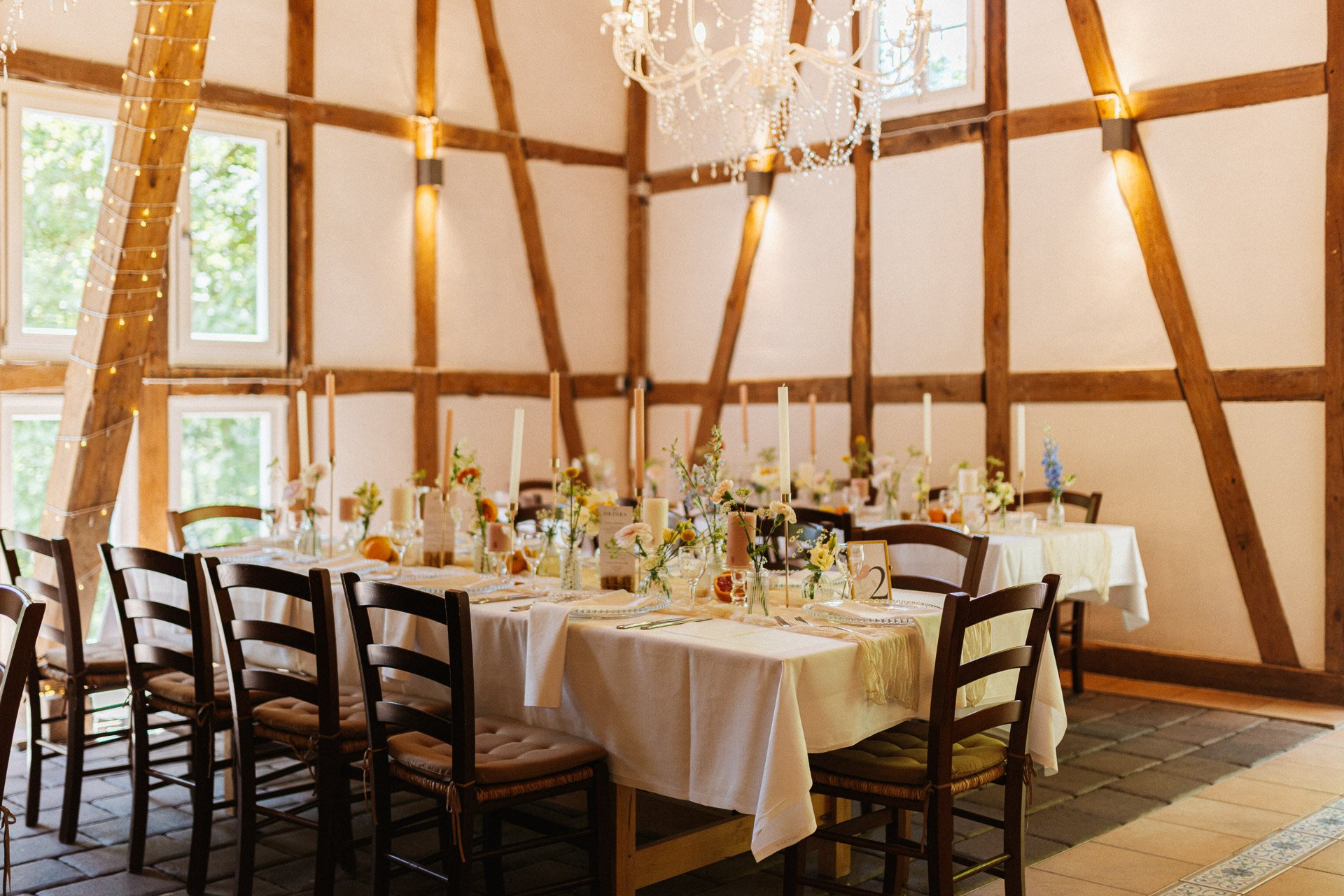 Stilvoll gedeckte Tische im Hofgut Rodenstein – Hochzeitsreportage DIETZIMAGE.