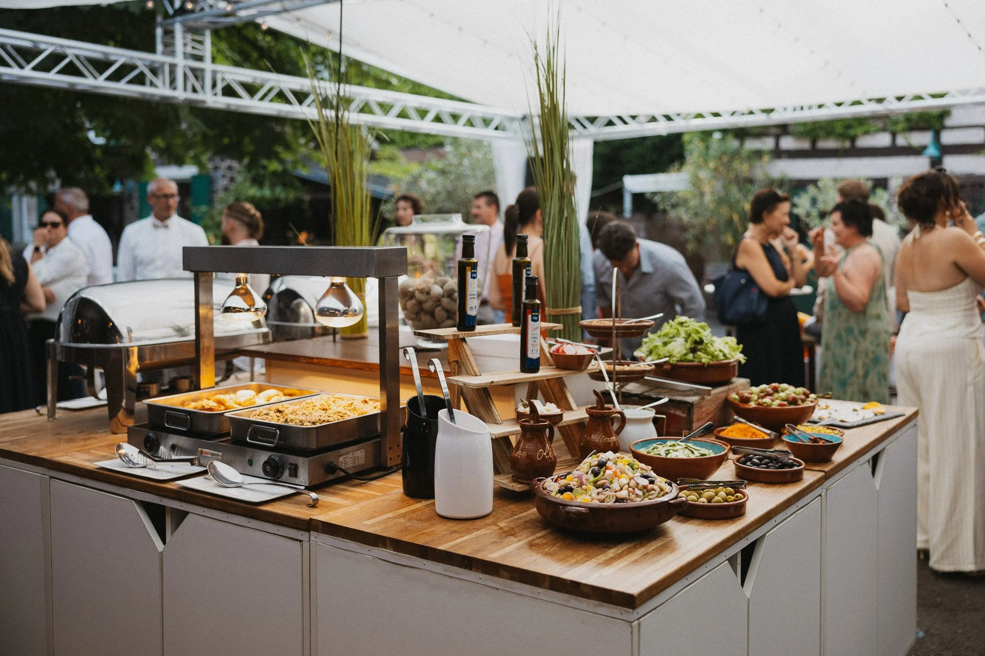 Übersicht des Hochzeitsbuffets während der Sommerhochzeit auf den Waldorfer Höfen.