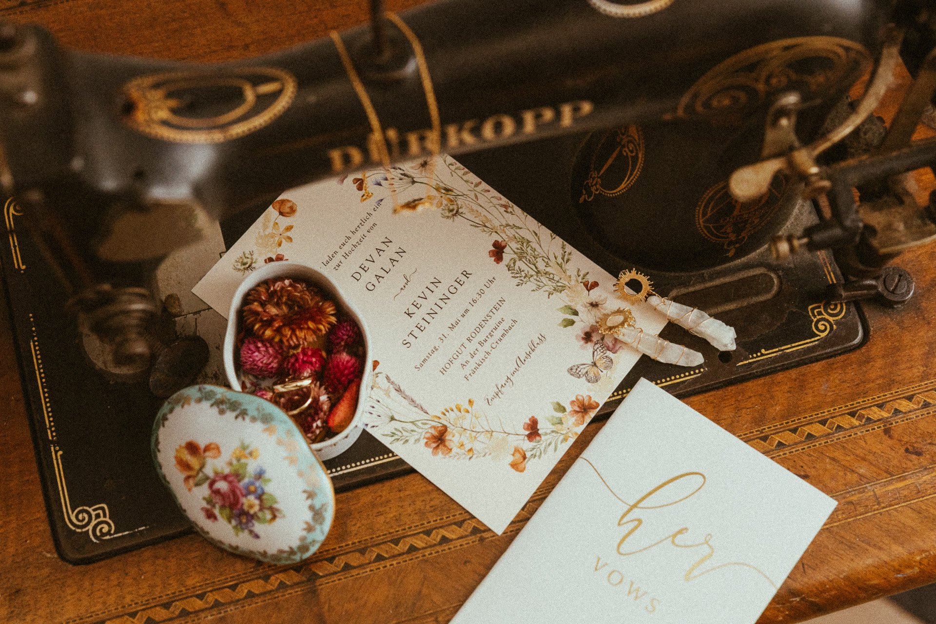 Flatlay Hochzeitspapeterie im Hofgut Rodenstein – stilvolle Details festgehalten von DIETZIMAGE Hochzeitsfotograf.