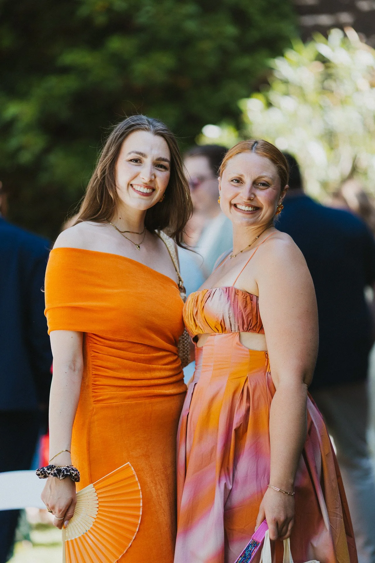 Freundinnen der Braut in sommerlicher Stimmung während der Hochzeitsfeier.