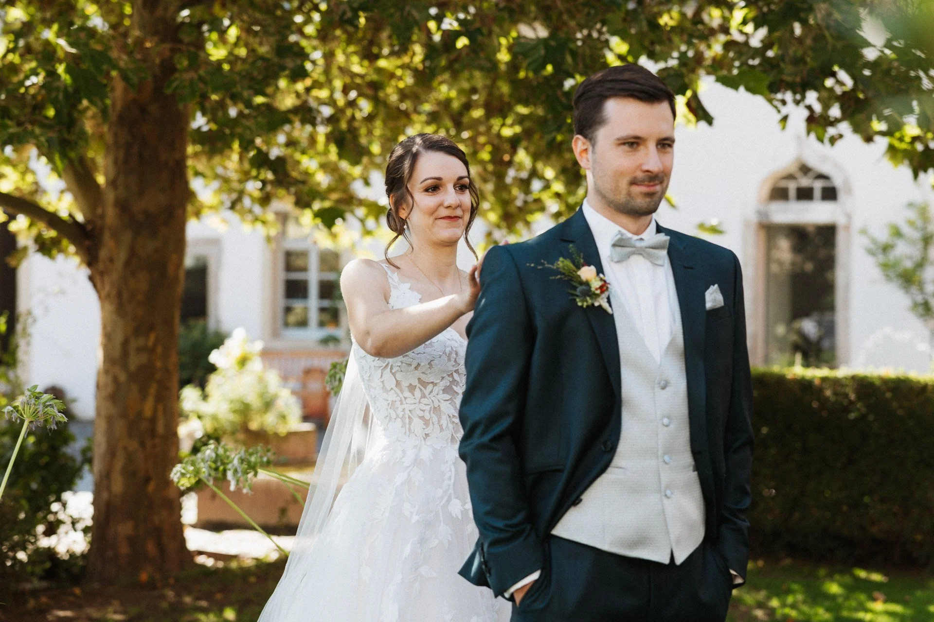 Braut berührt Bräutigam beim First Look während der Hochzeit, fotografiert von einem Hochzeitsfotografen aus Koblenz