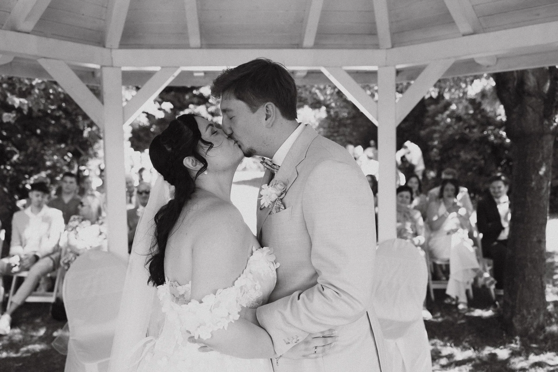 Brautpaar küsst sich während der Gratulation nach der freien Trauung.