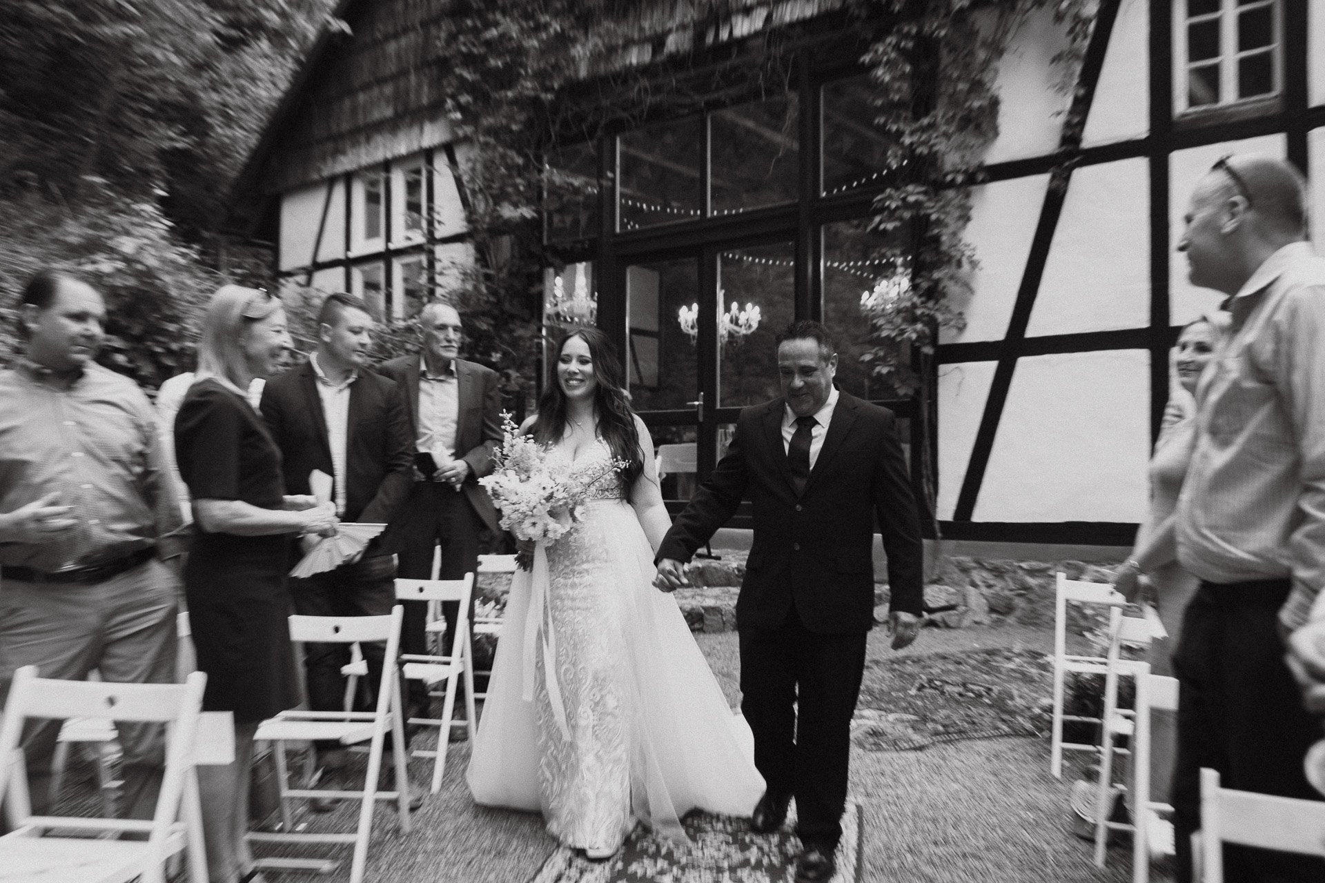 Braut in Begleitung von vater bei freier Trauung im Hofgut Rodenstein – authentische Hochzeitsreportage DIETZIMAGE.