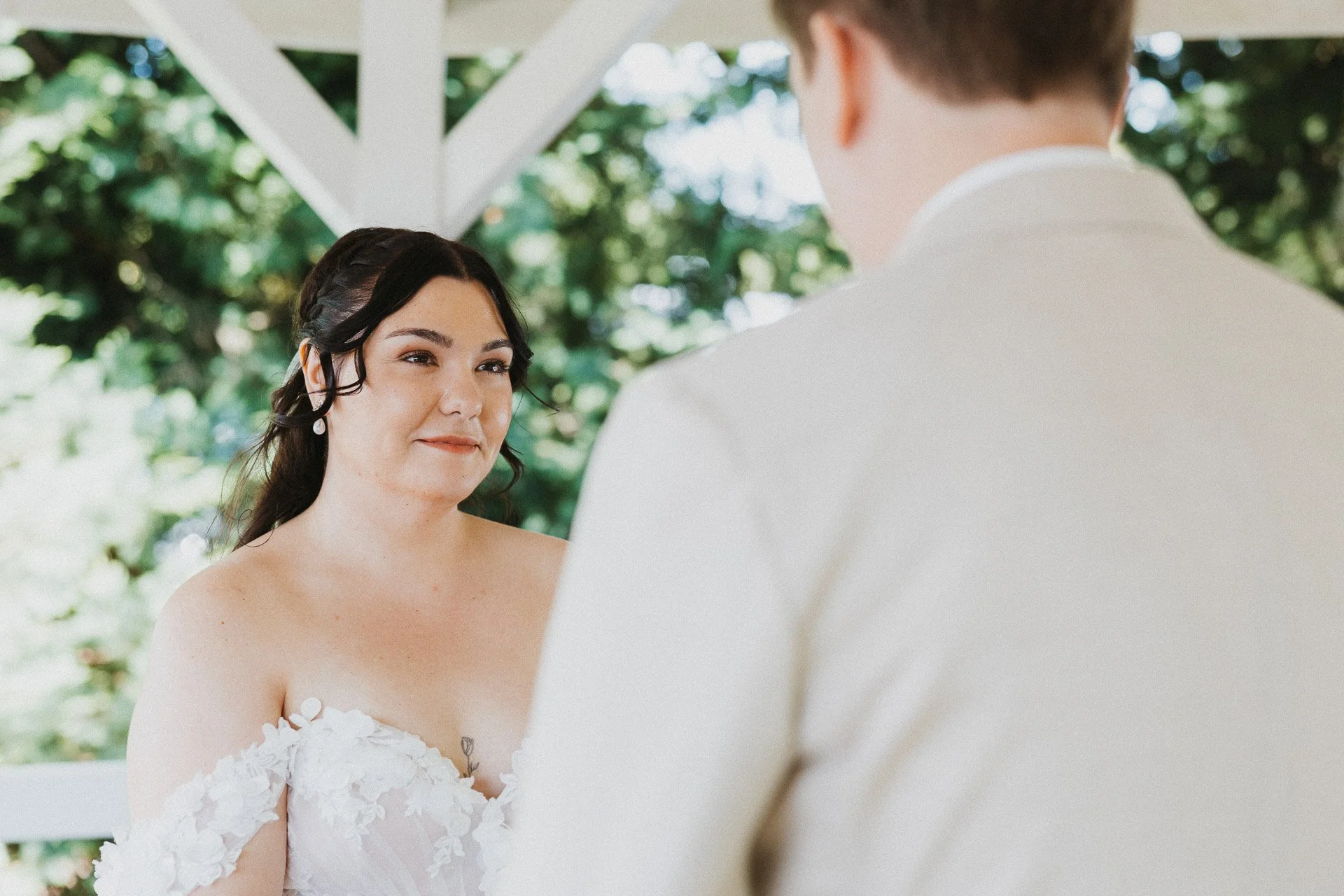 Porträt beim Ja-Wort während der Trauung in ruhiger Atmosphäre.