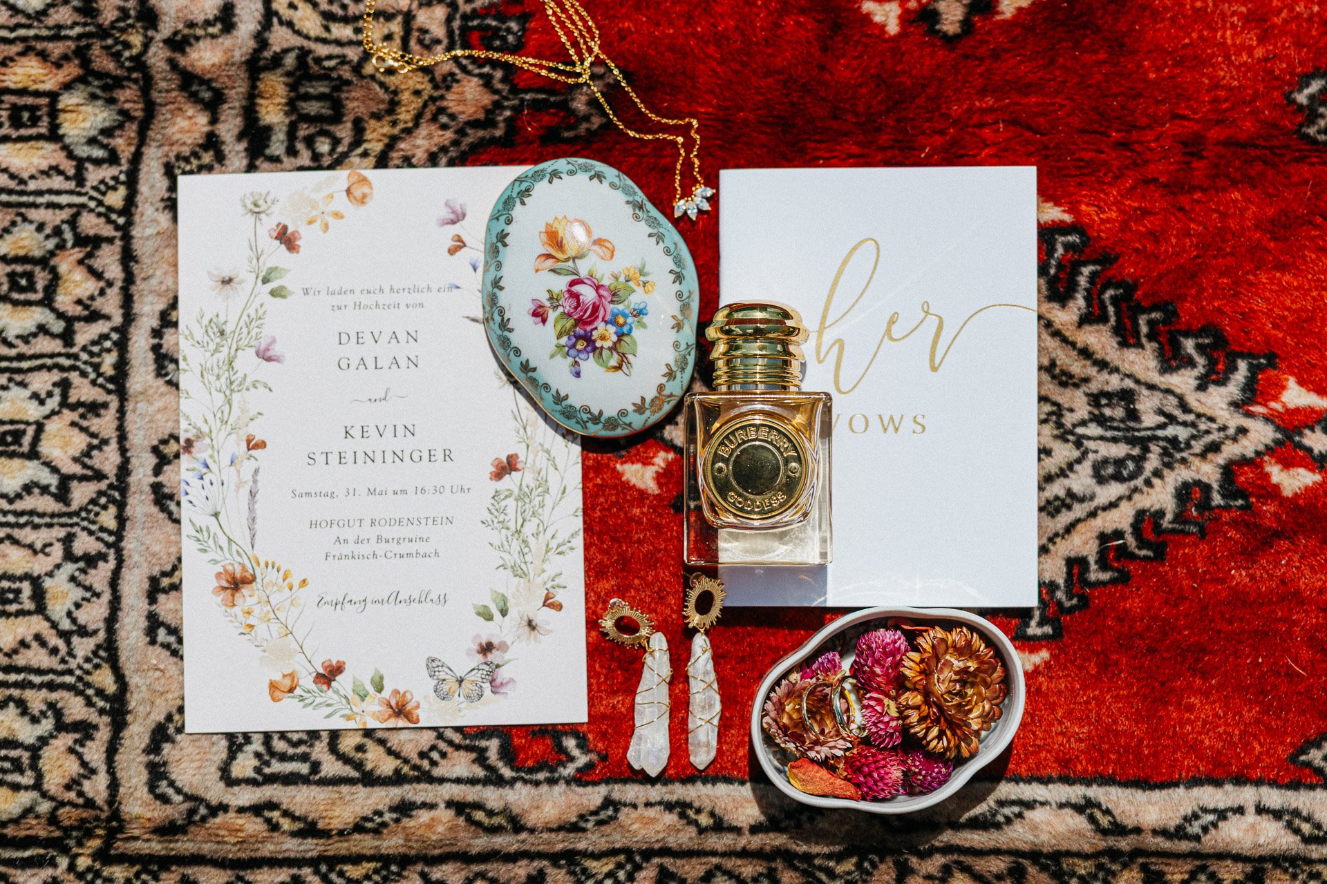 Flatlay Hochzeitspapeterie im Hofgut Rodenstein – stilvolle Details festgehalten von DIETZIMAGE Hochzeitsfotograf.