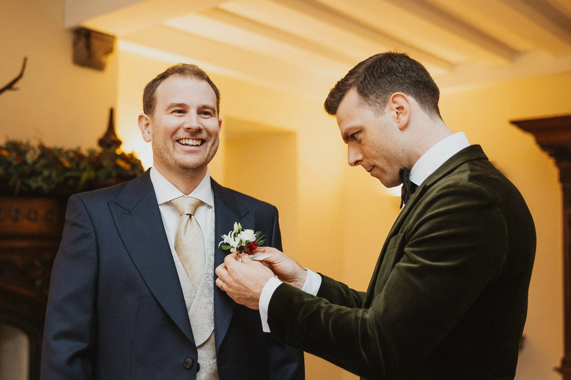 Portrait des Bräutigams während des Getting Ready bei der Winterhochzeit im Klostergut Besselich.