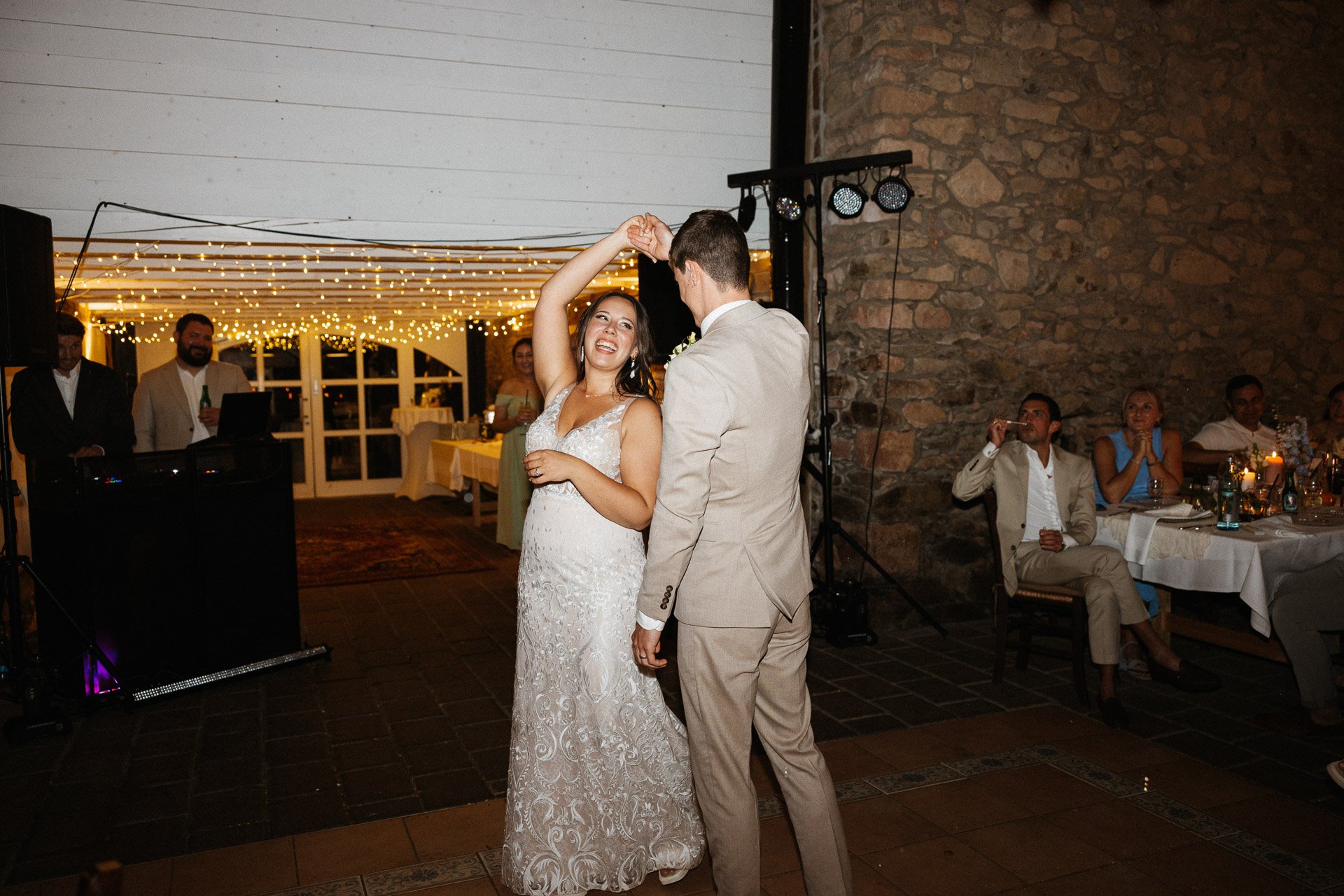 Brautpaar beim Hochzeitstanz Hofgut Rodenstein – emotionale Hochzeitsreportage DIETZIMAGE.