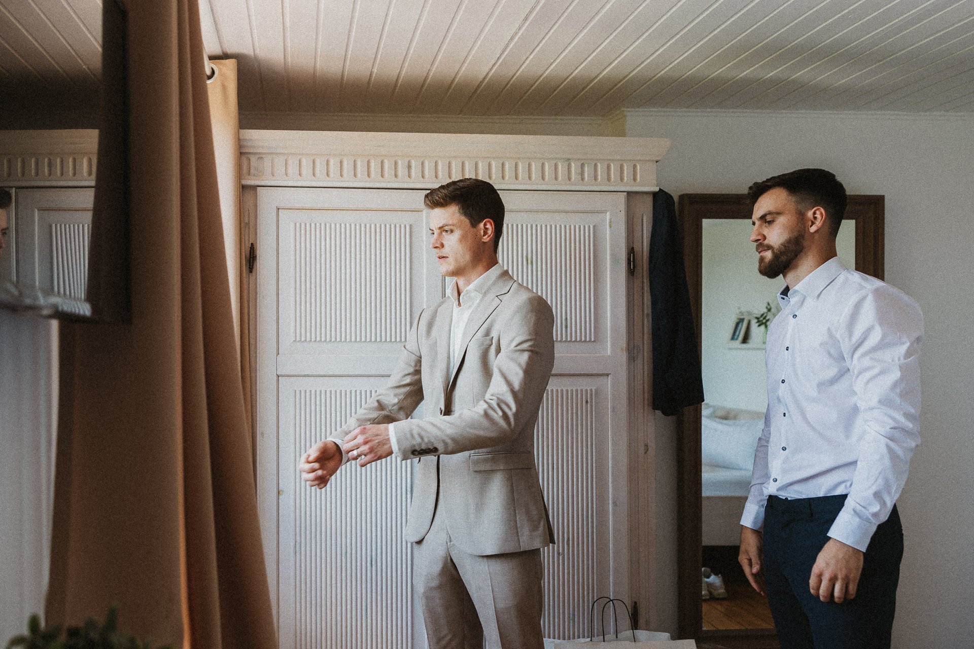 Bräutigam Getting Ready im Hofgut Rodenstein – exklusive Hochzeitsfotografie von DIETZIMAGE.