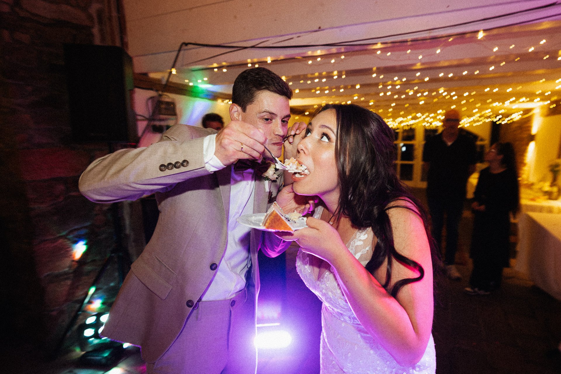 Brautpaar beim Anschneiden der Hochzeitstorte – exklusive Hochzeit Hofgut Rodenstein fotografiert von DIETZIMAGE.