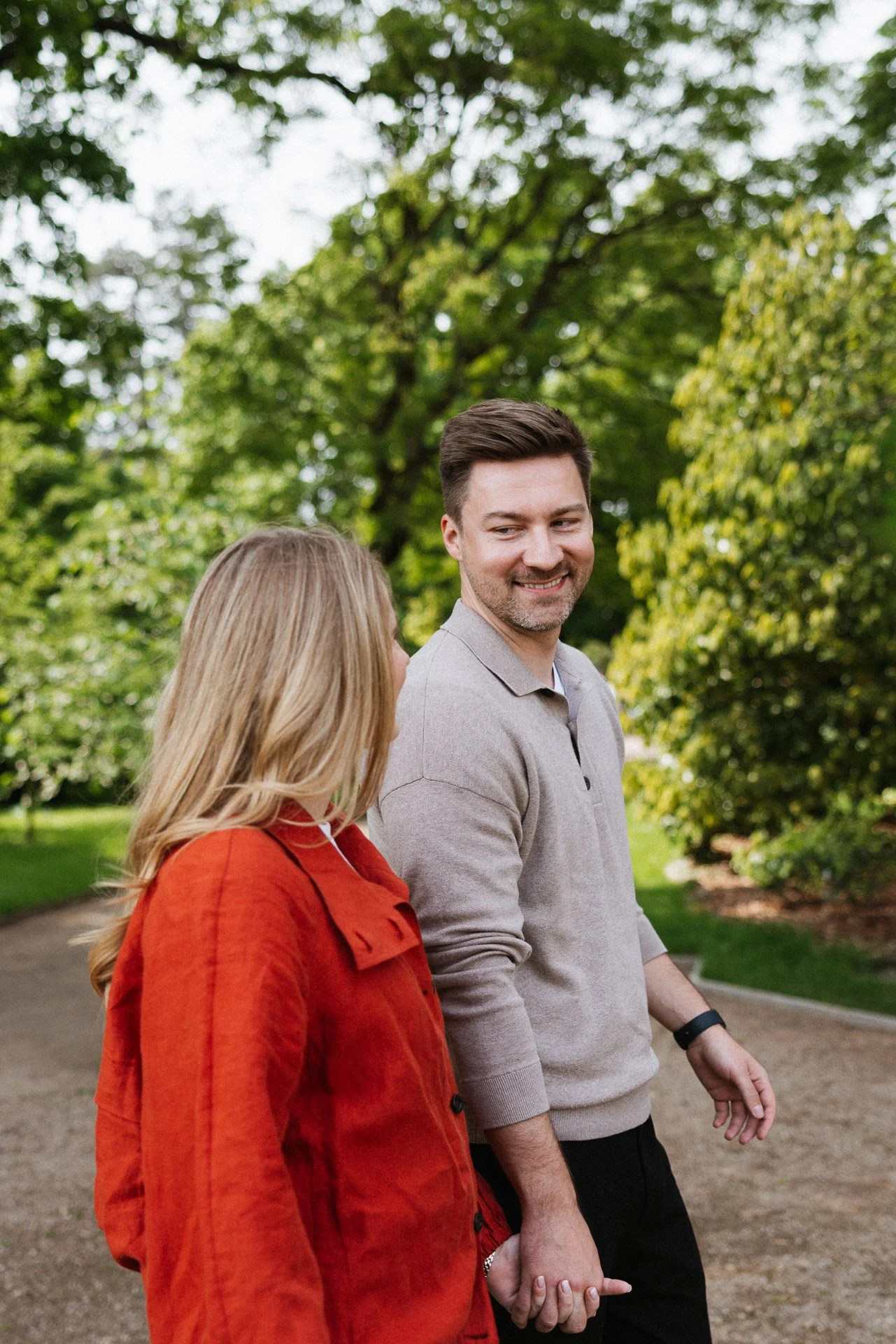 Sarah und Max genießen ihr Lovestory-Shooting in Bonn