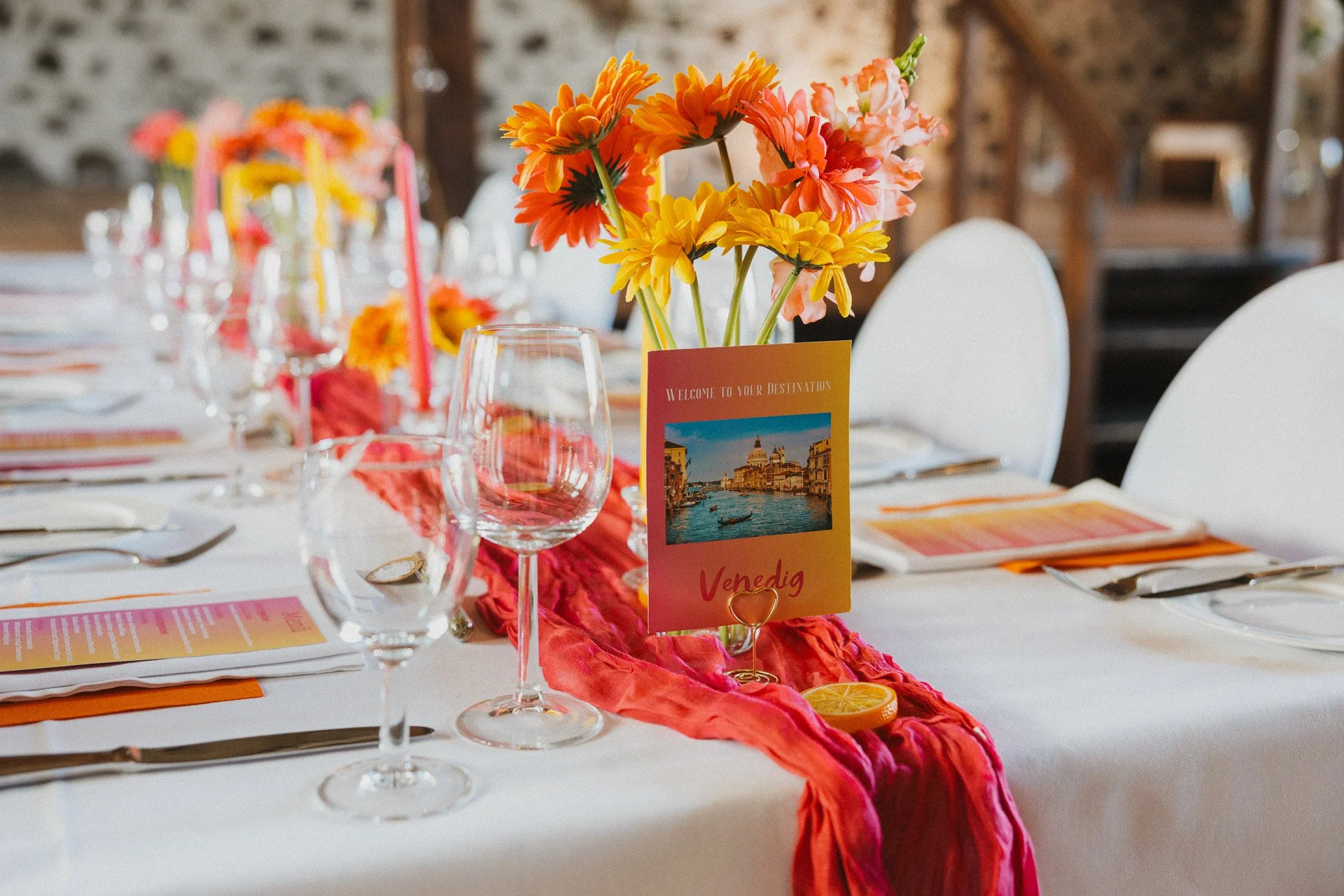 Detailaufnahme von Gläsern, Blumen und Kerzen auf der Hochzeitstafel.