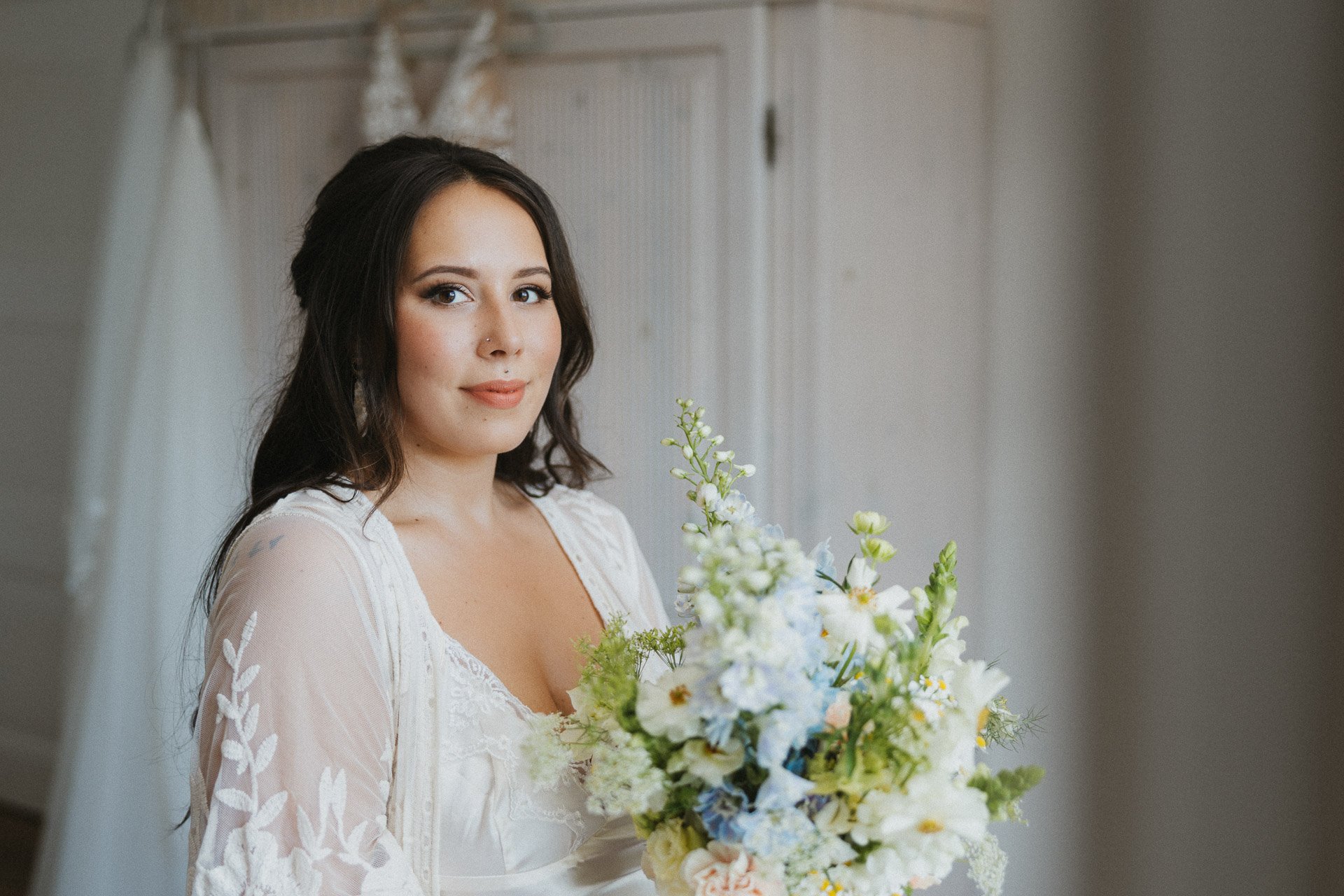 Braut mit Blumenstrauß im Hofgut Rodenstein – exklusive Hochzeitsfotografie von DIETZIMAGE.