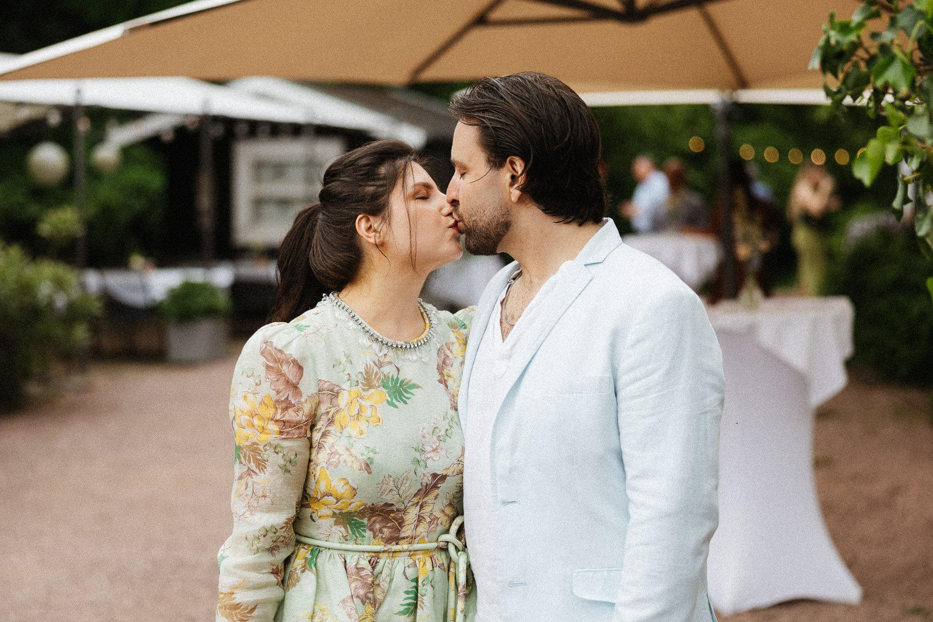 Hochzeitsgäste bei exklusiver Hochzeit Hofgut Rodenstein – fotografiert von DIETZIMAGE.