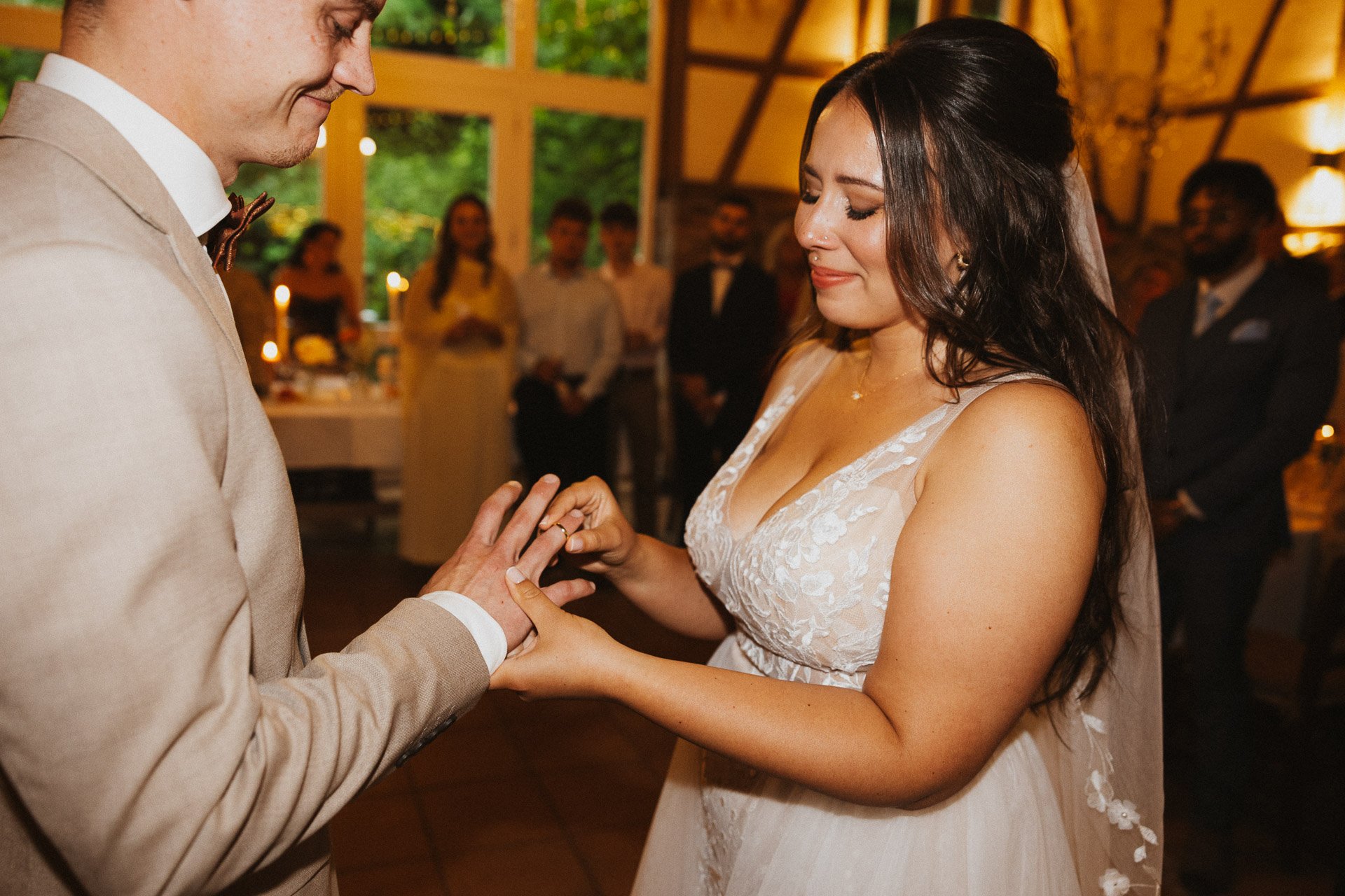 Ringtausch während Hochzeit im Hofgut Rodenstein – emotionale Hochzeitsfotografie DIETZIMAGE.