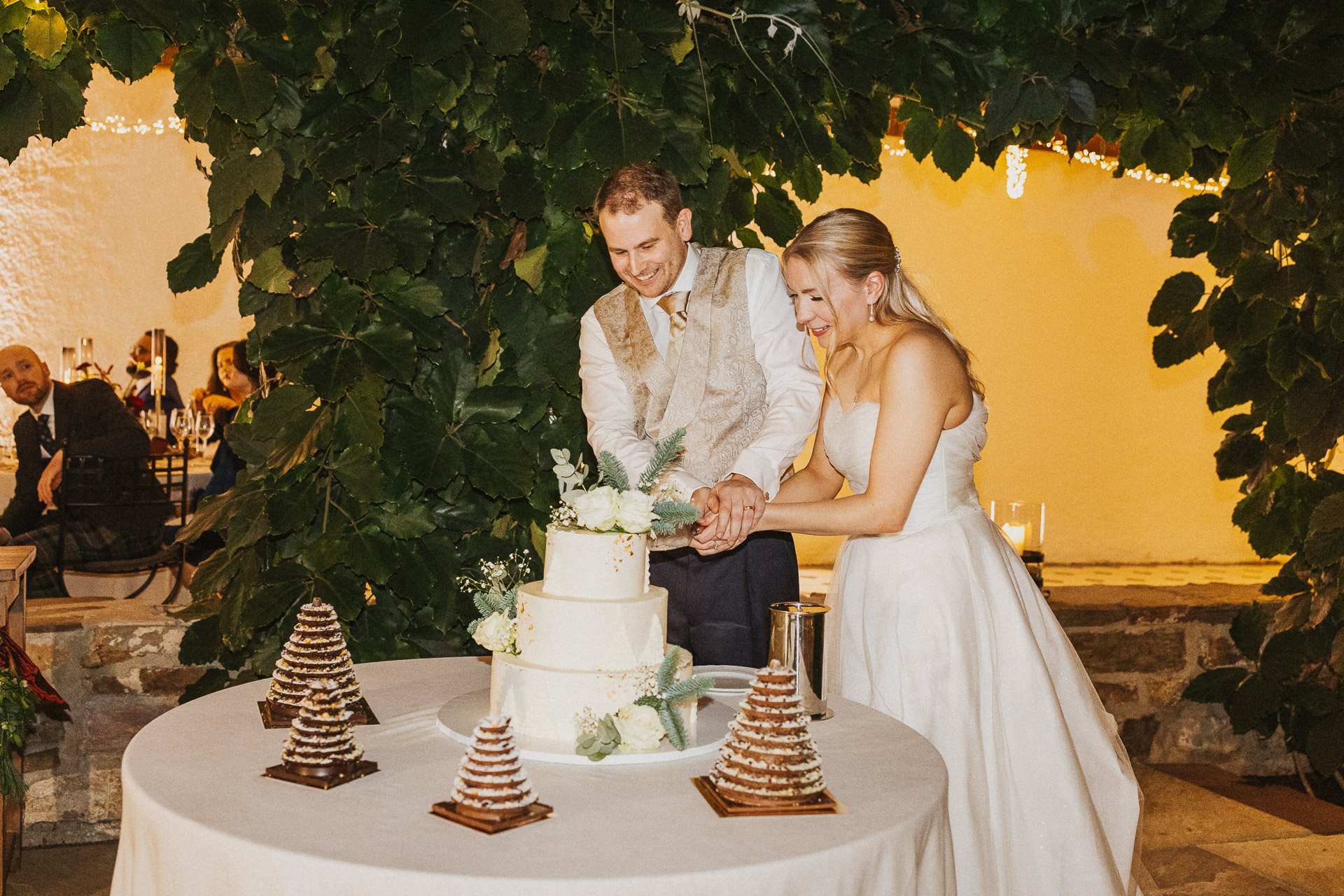 Elisabeth und Niklas beim gemeinsamen Anschneiden der Hochzeitstorte im Klostergut Besselich.
