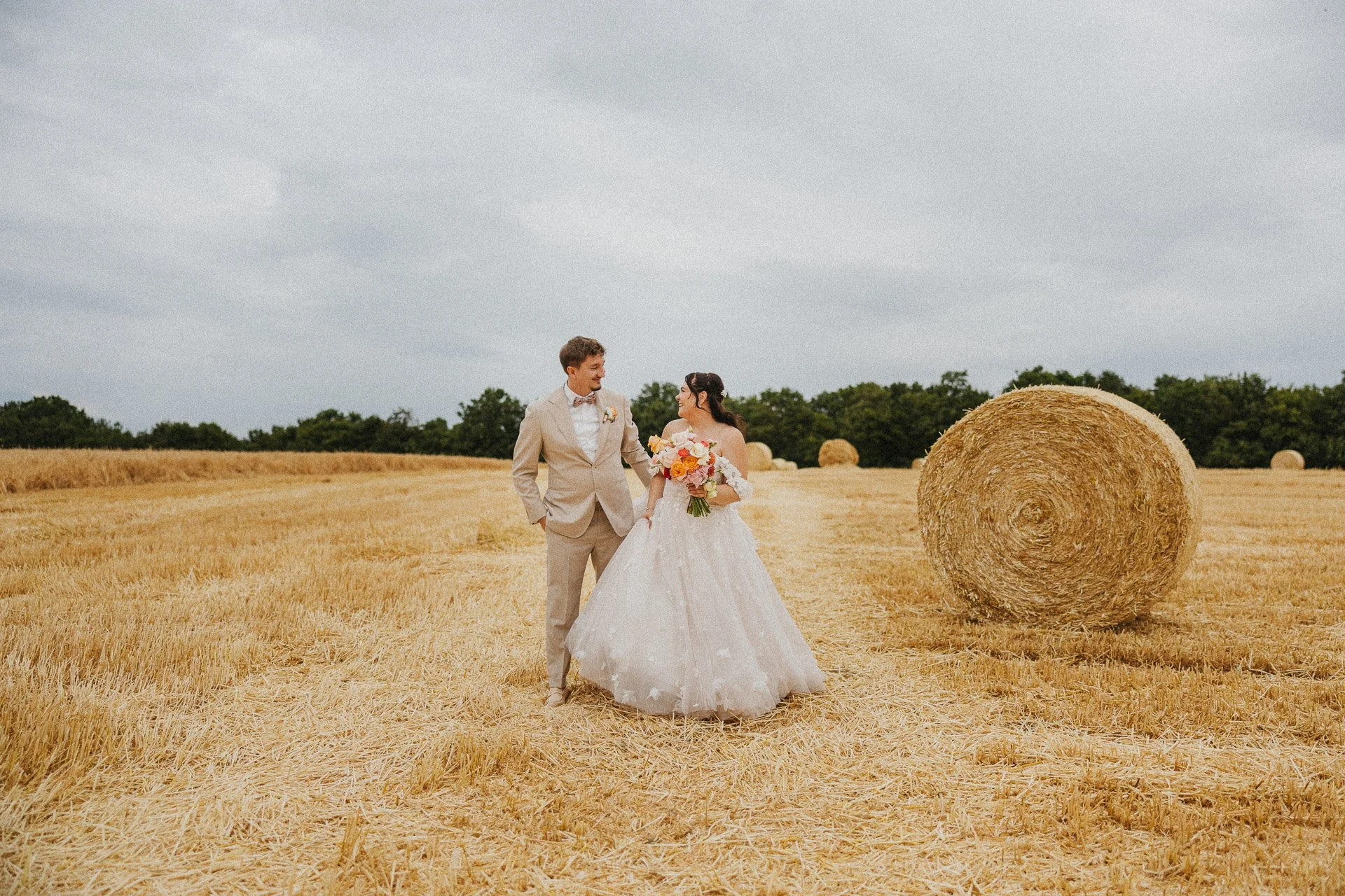 Brautpaar beim Shooting in der offenen Landschaft nahe der Waldorfer Höfe Ochtendung.