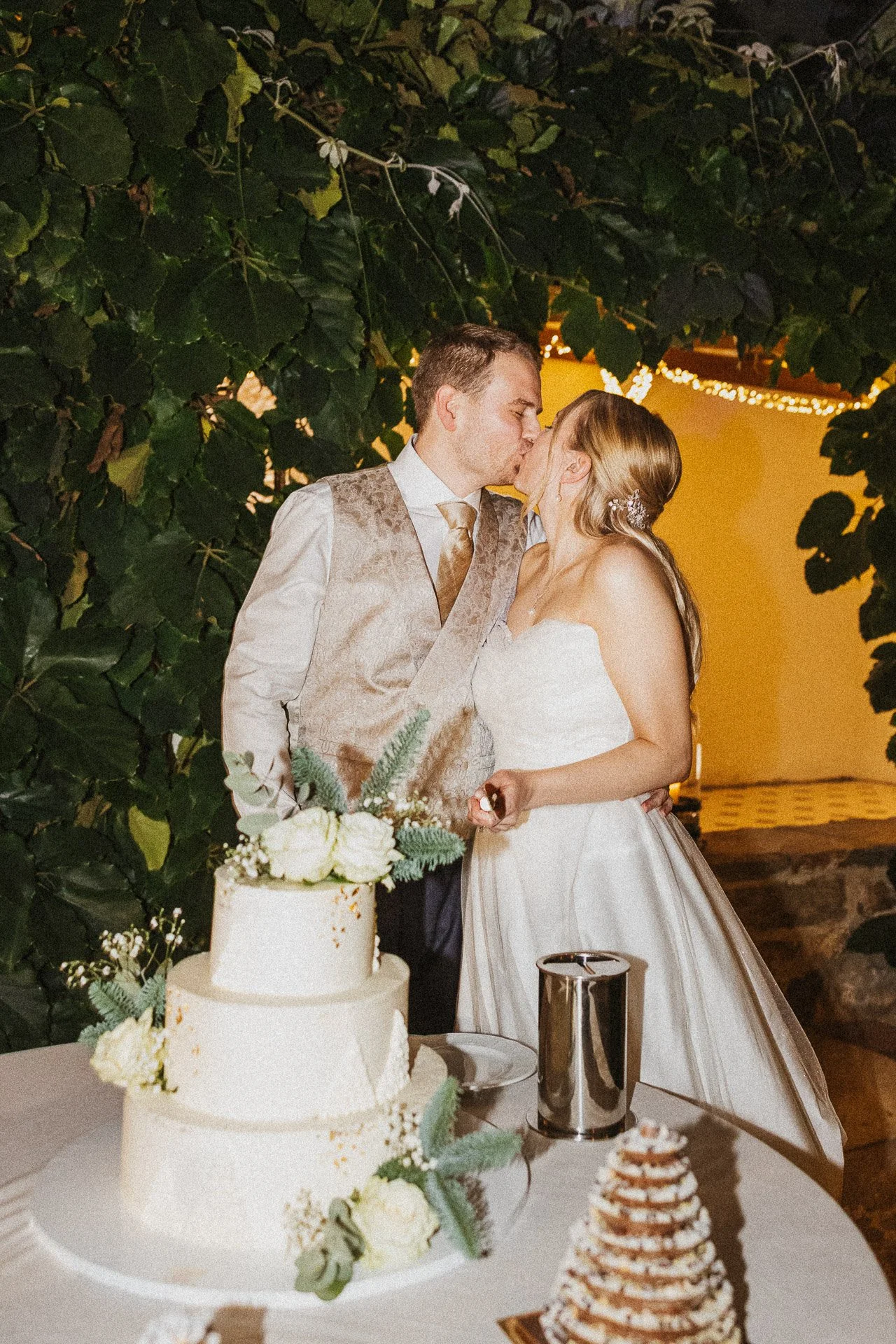 Inniger Moment des Brautpaares Elisabeth und Niklas beim Tortenanschnitt.
